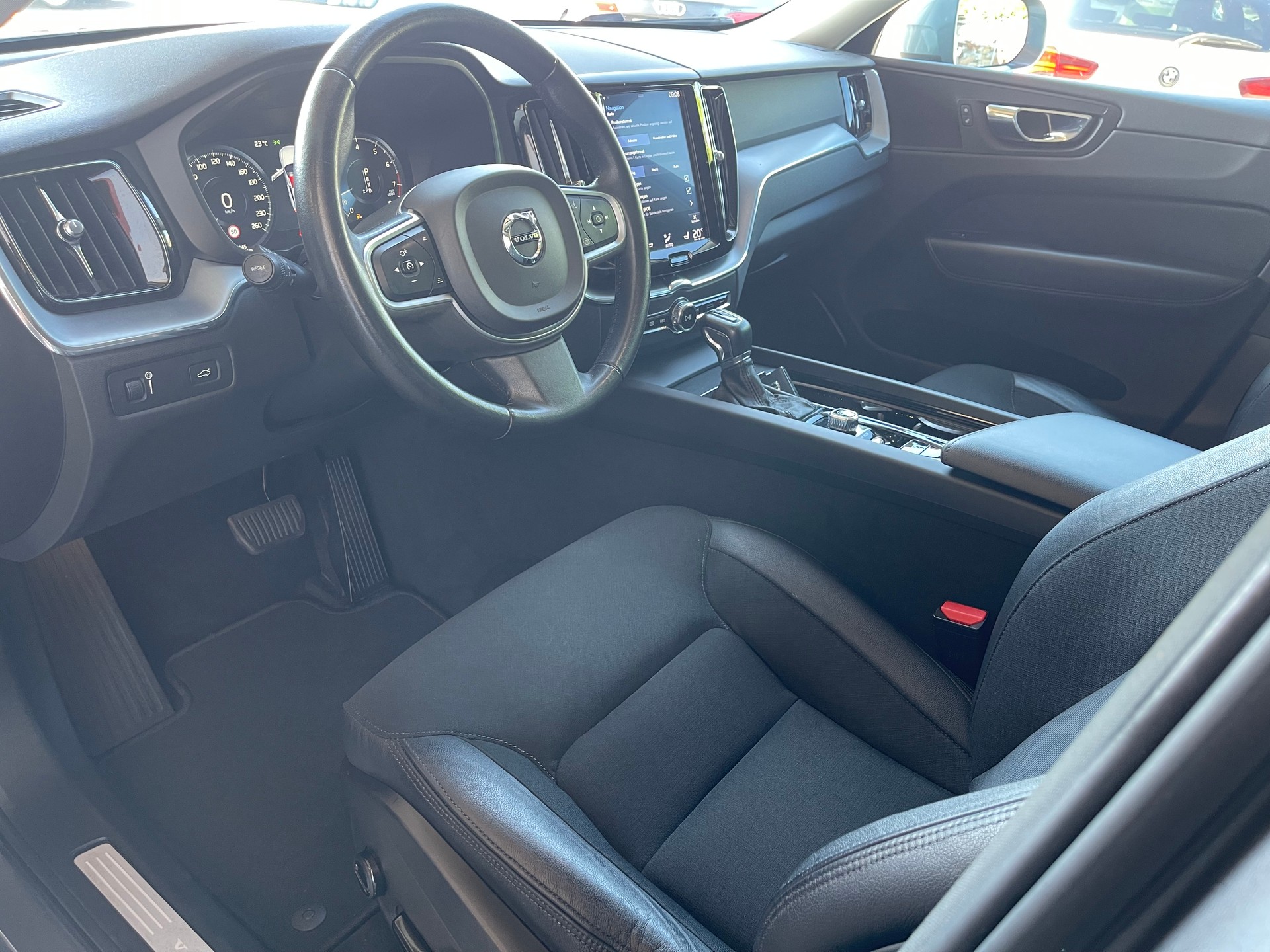 VOLVO XC60 T5 AWD Momentum Geartronic-image-9