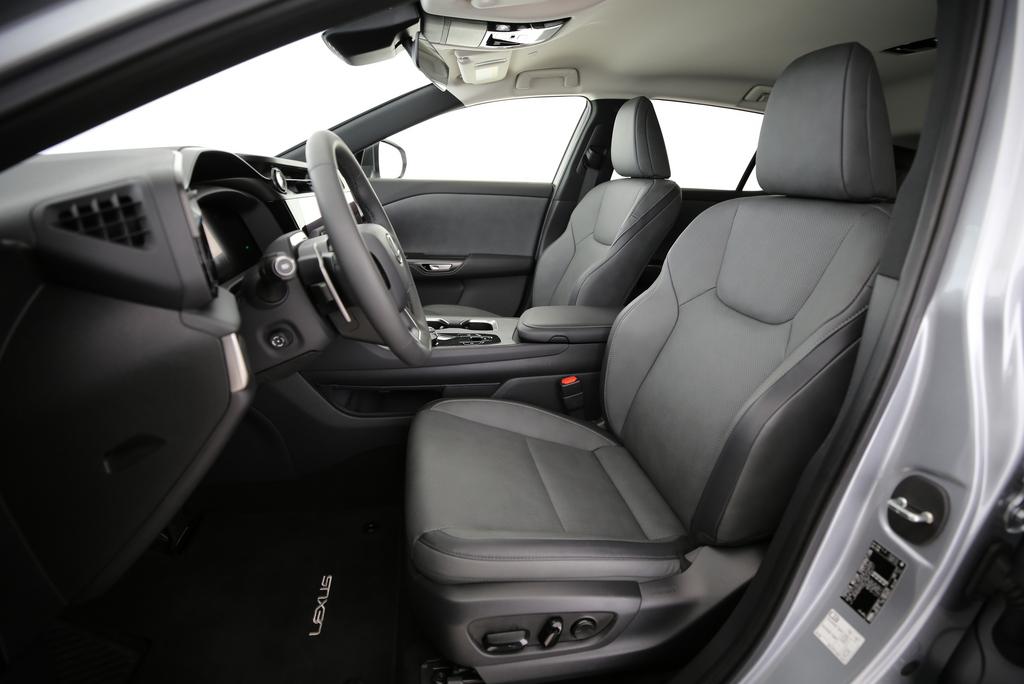LEXUS RZ 450e Comfort-image-3