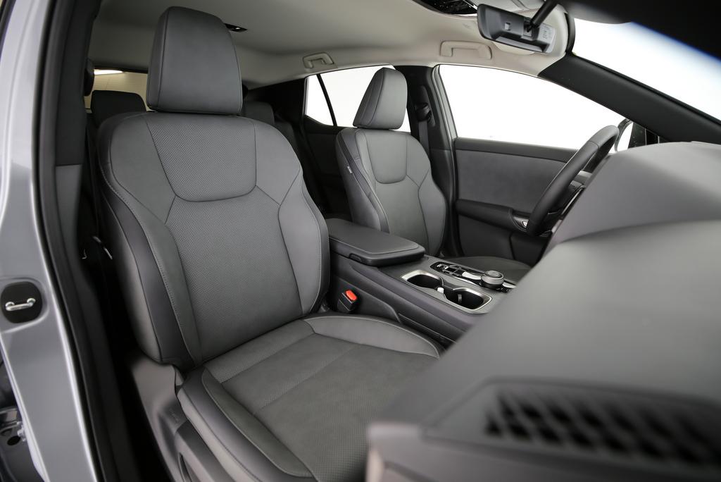 LEXUS RZ 450e Comfort-image-9