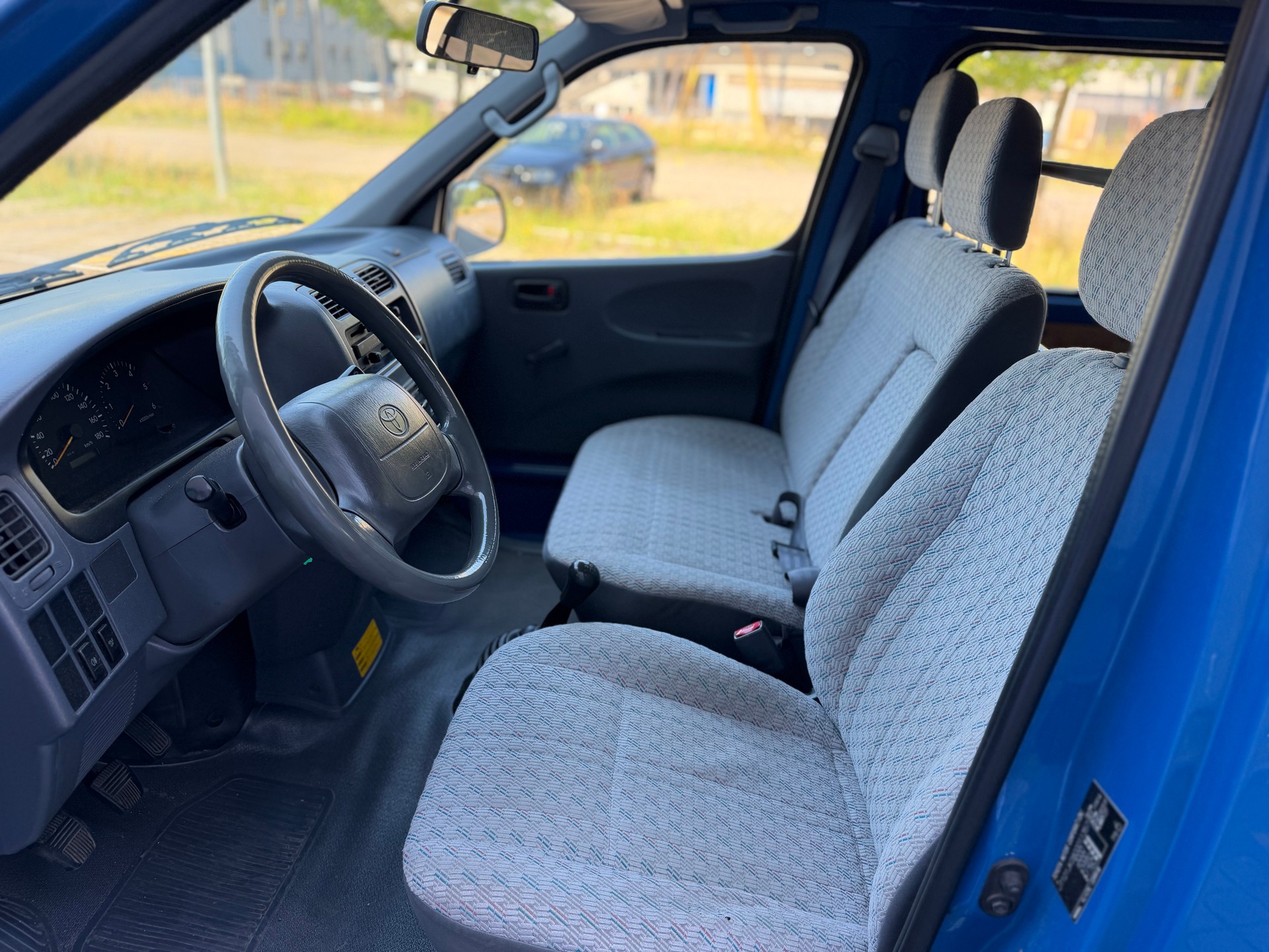 TOYOTA Hiace D-4D LWB 4WD Kombi-image-16