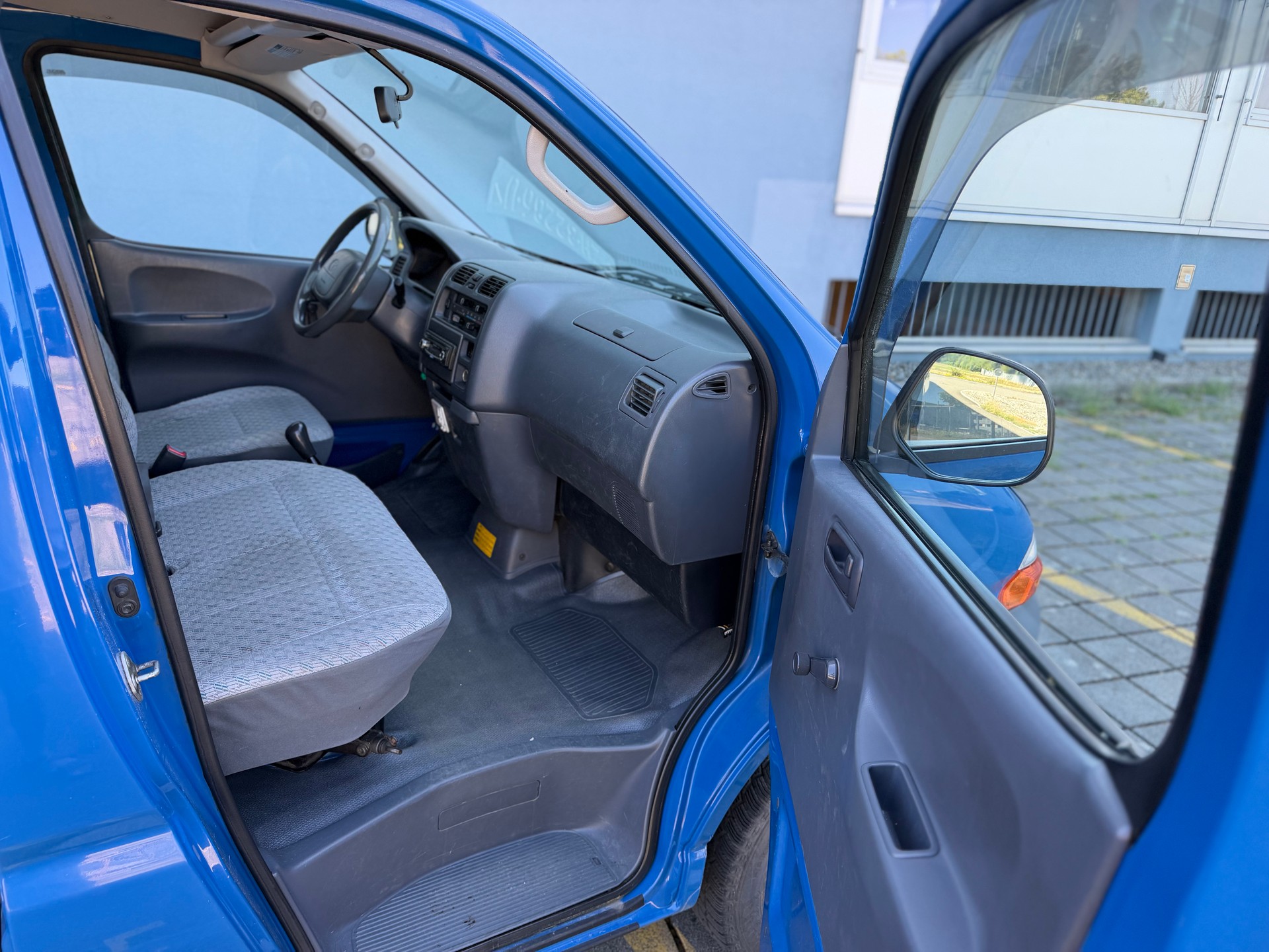 TOYOTA Hiace D-4D LWB 4WD Kombi-image-11