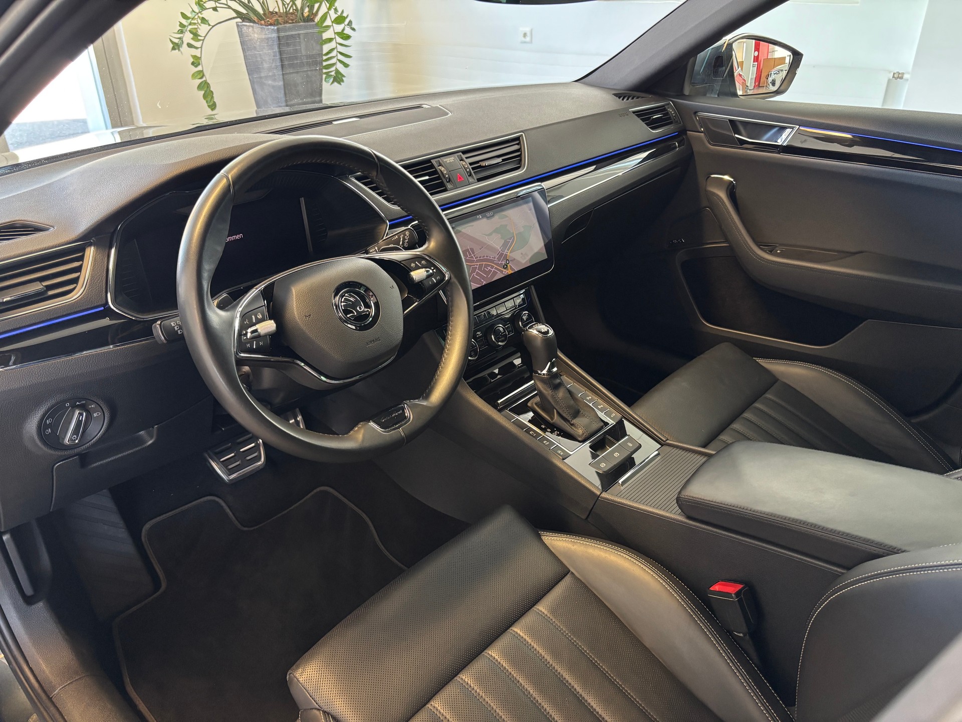 SKODA Superb Combi 2.0 TDi L&K 4x4 DSG-image-4