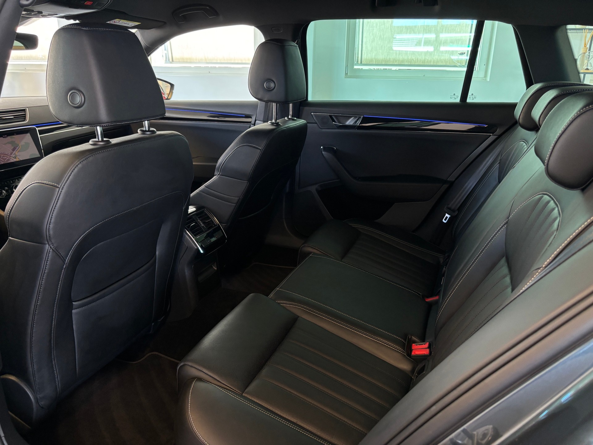 SKODA Superb Combi 2.0 TDi L&K 4x4 DSG-image-12