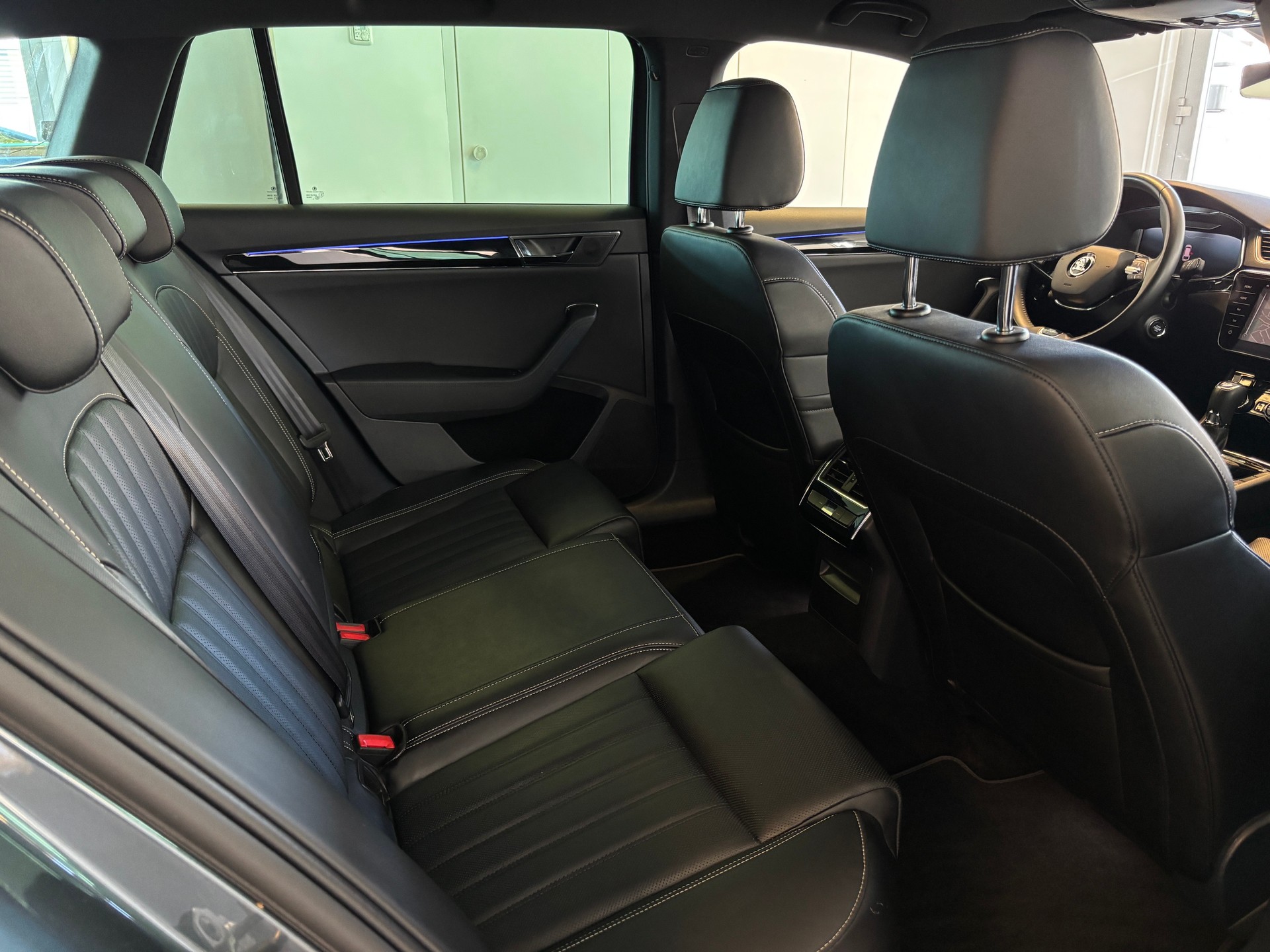 SKODA Superb Combi 2.0 TDi L&K 4x4 DSG-image-11