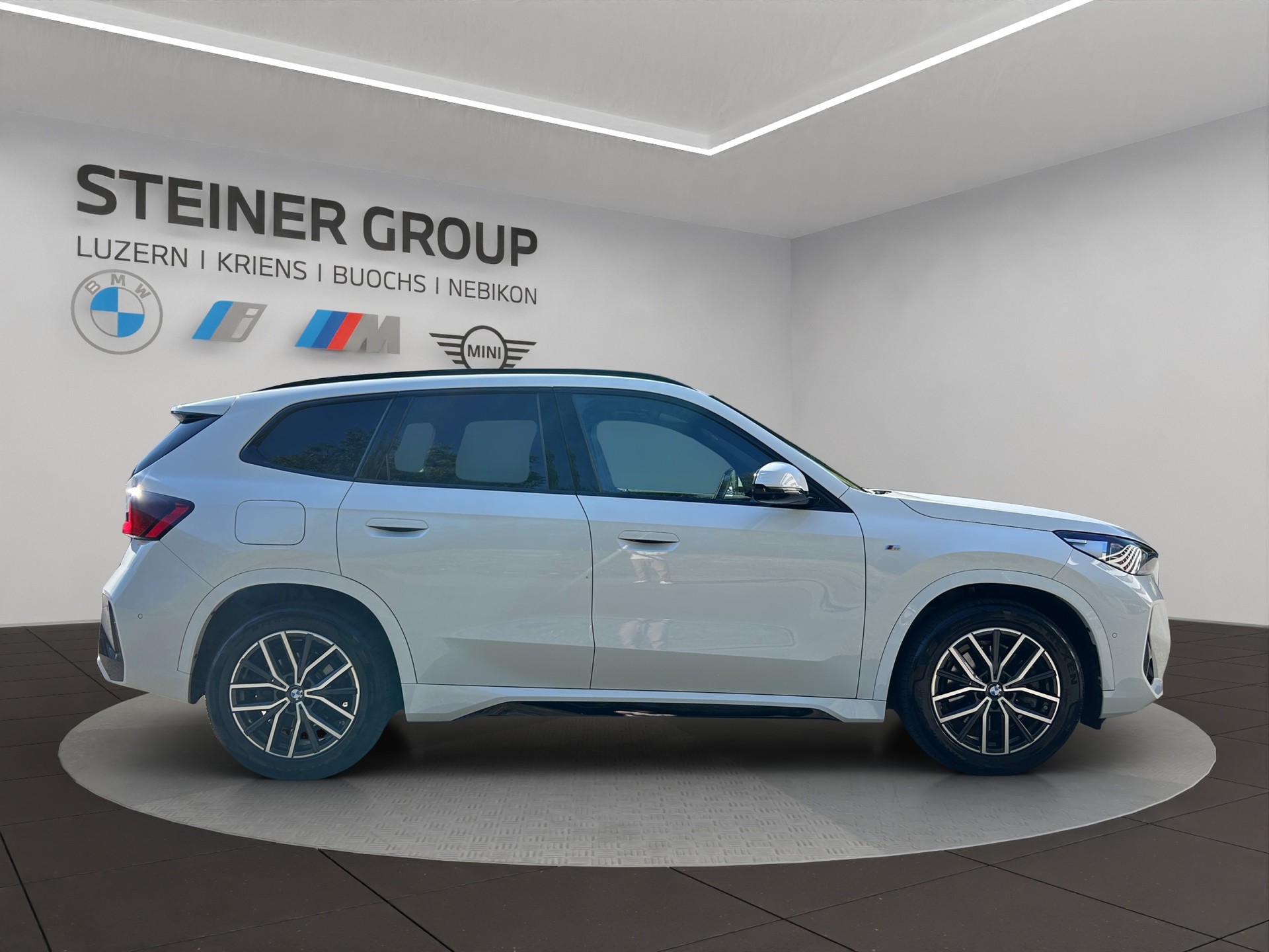 BMW X1 xDrive 23i 48V M Sport-showroom-element-3