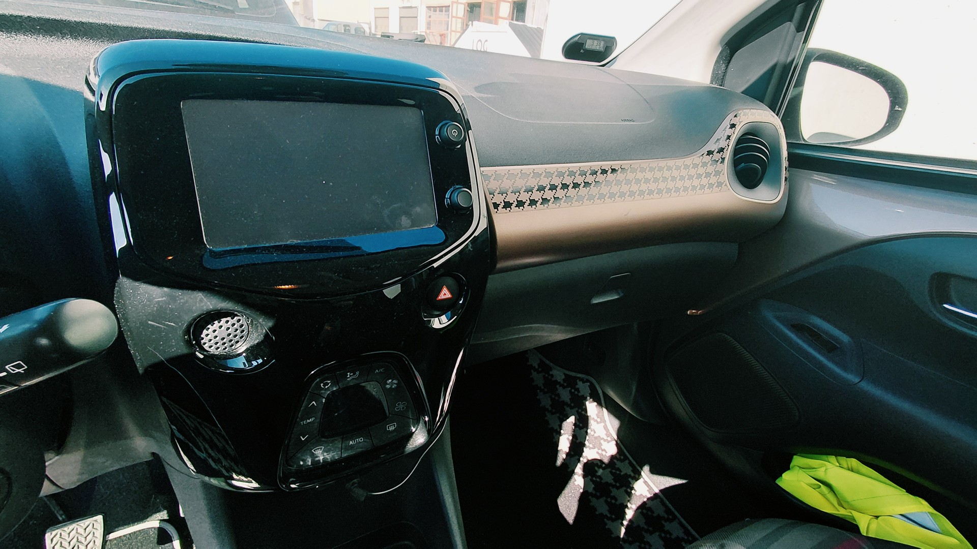 PEUGEOT 108 1.2 VTi-image-3