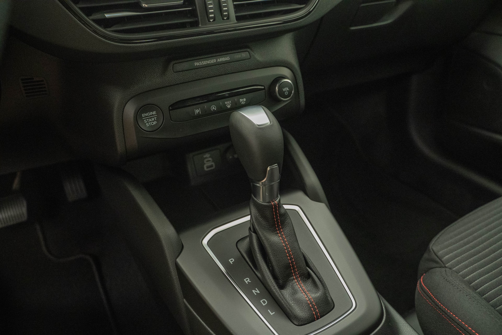 FORD Focus Station Wagon 1.0i EcoB Hybrid 155 ST-Line-image-12