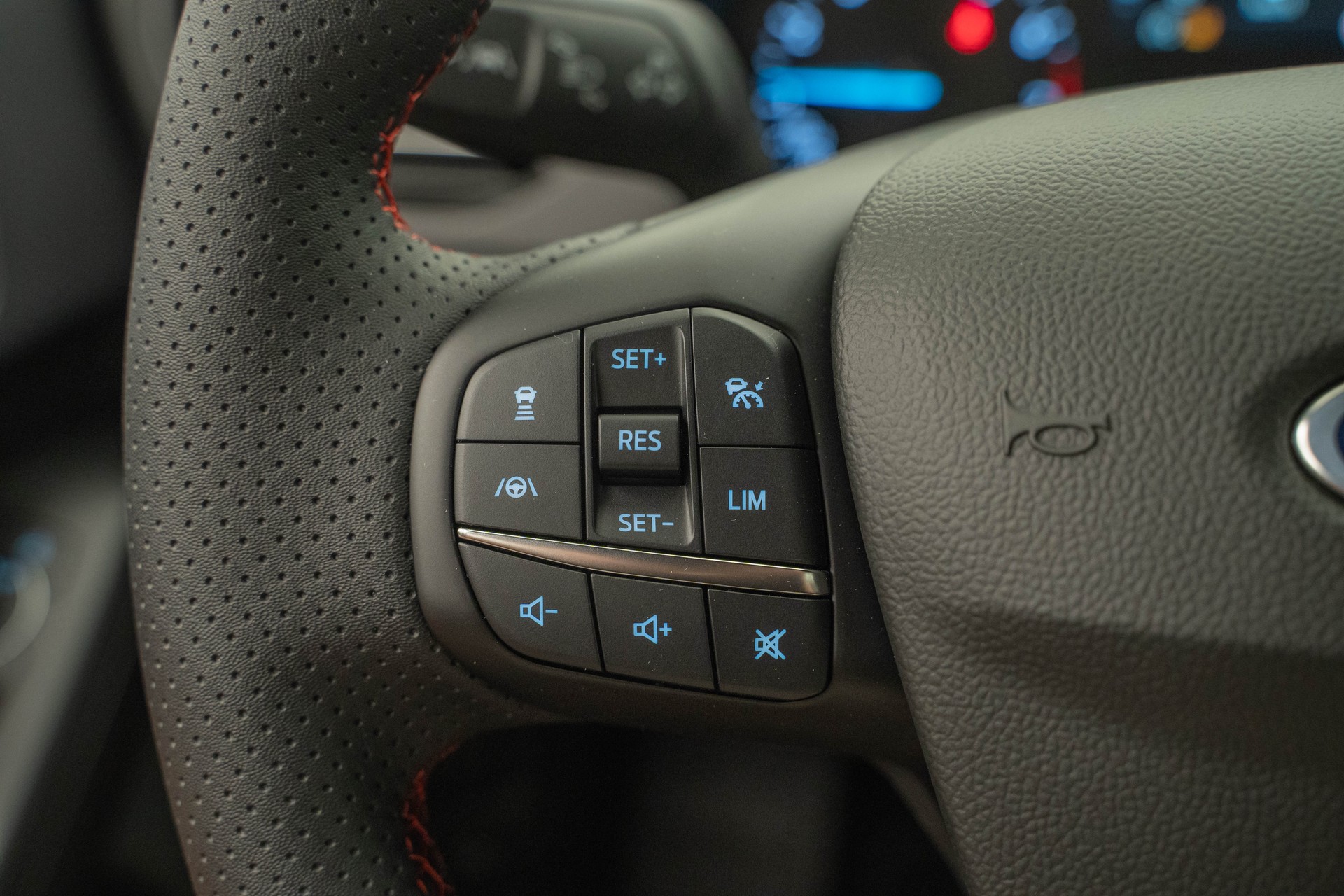 FORD Focus Station Wagon 1.0i EcoB Hybrid 155 ST-Line-image-11