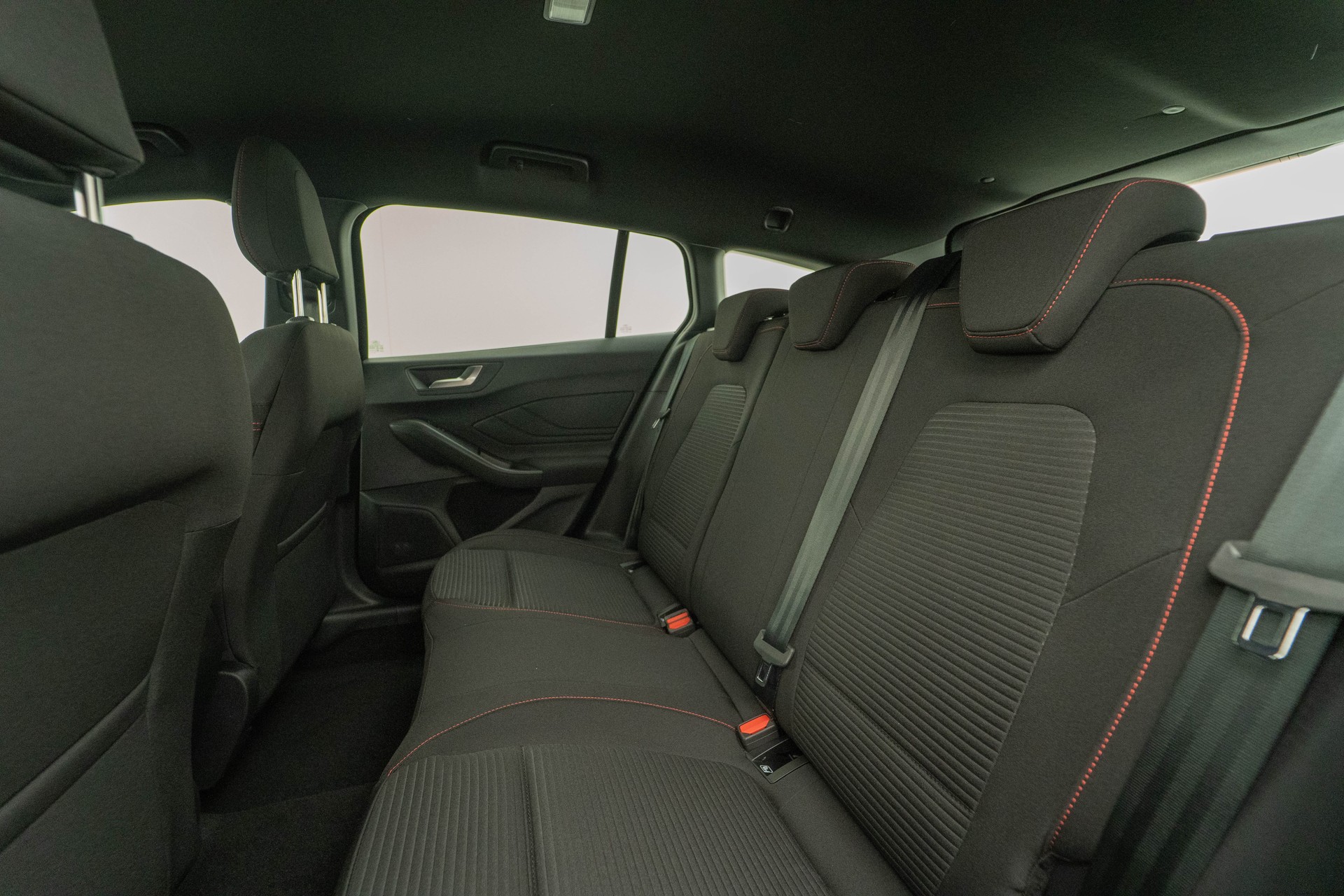 FORD Focus Station Wagon 1.0i EcoB Hybrid 155 ST-Line-image-8