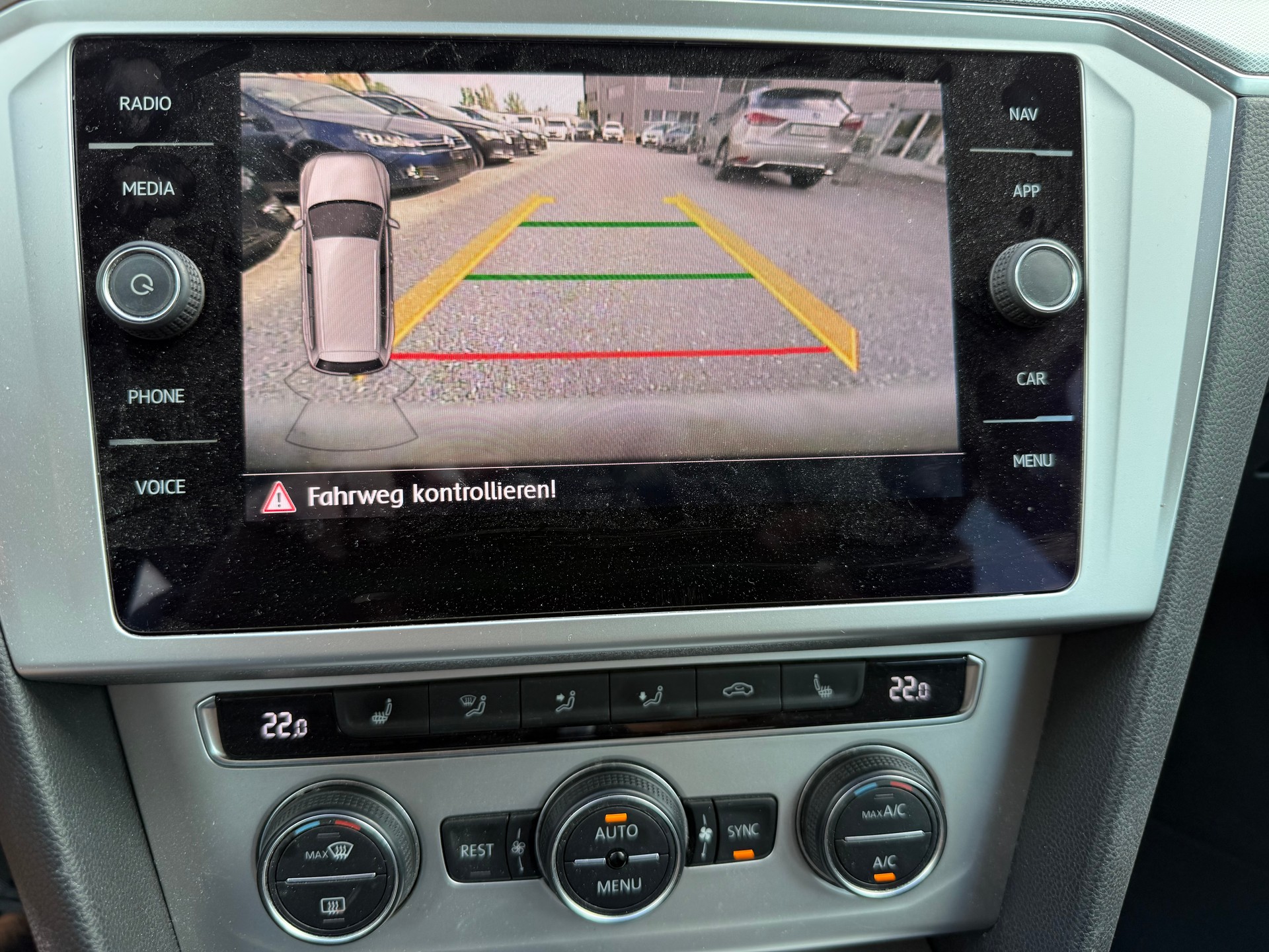 VW Passat Variant 2.0 TDI BMT Family DSG 4Motion-image-11