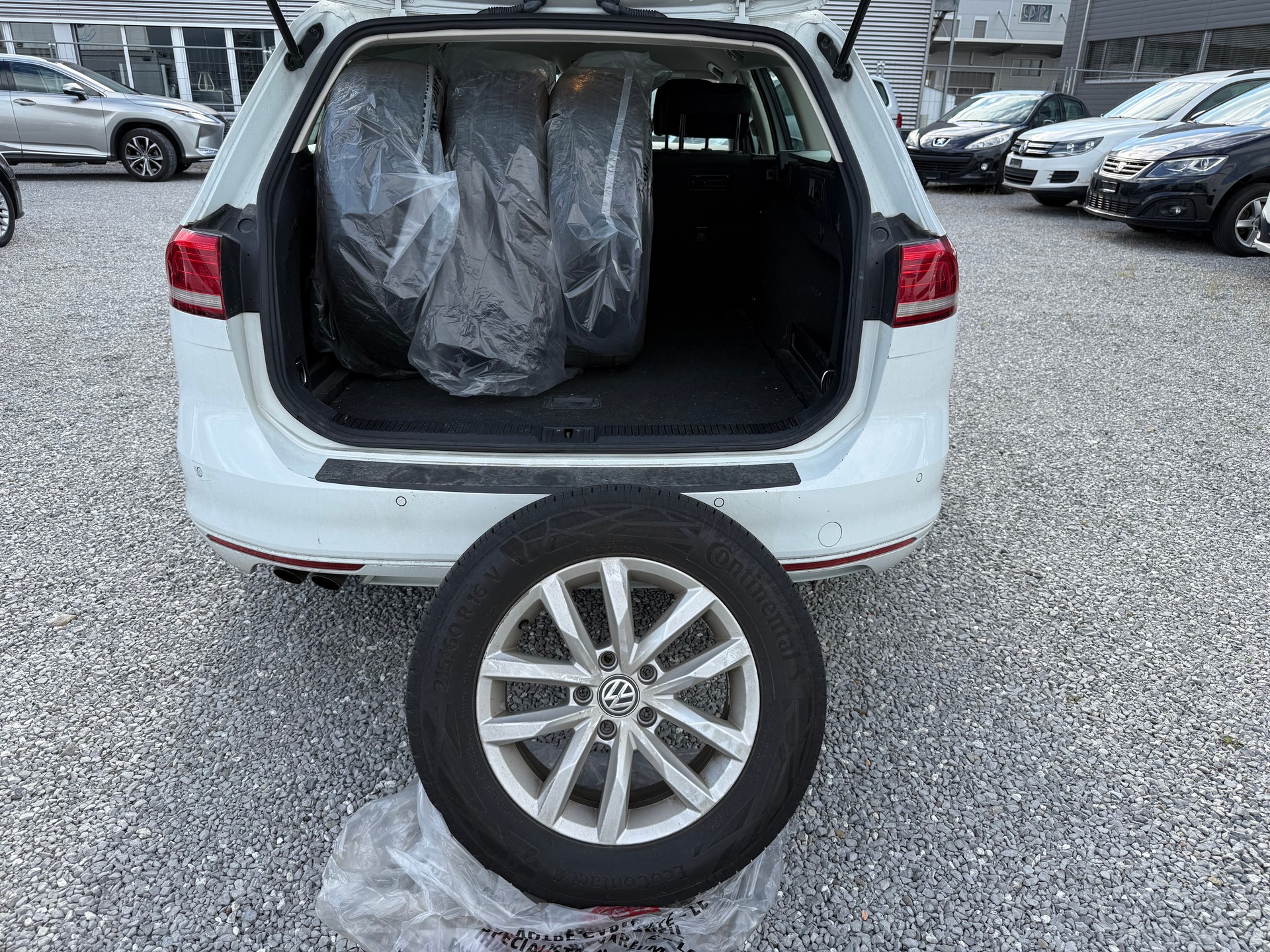 VW Passat Variant 2.0 TDI BMT Family DSG 4Motion-image-9