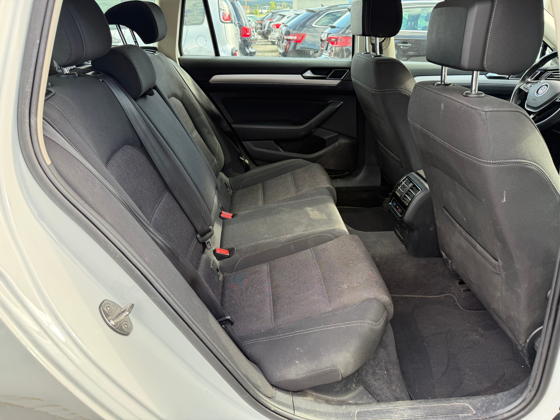 VW Passat Variant 2.0 TDI BMT Family DSG 4Motion-image-7