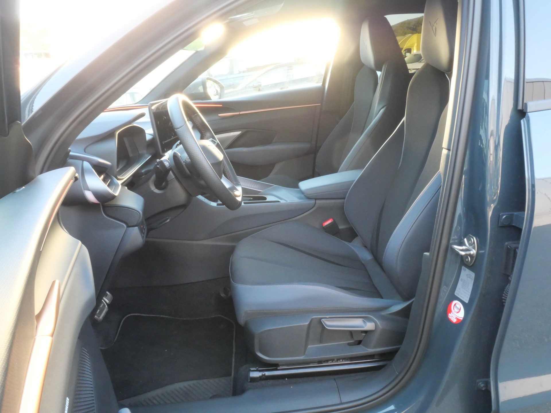 CUPRA Terramar 1.5 eHybrid DSG VZ *CH-Auslieferung, AHK schwenkbar*-image-12