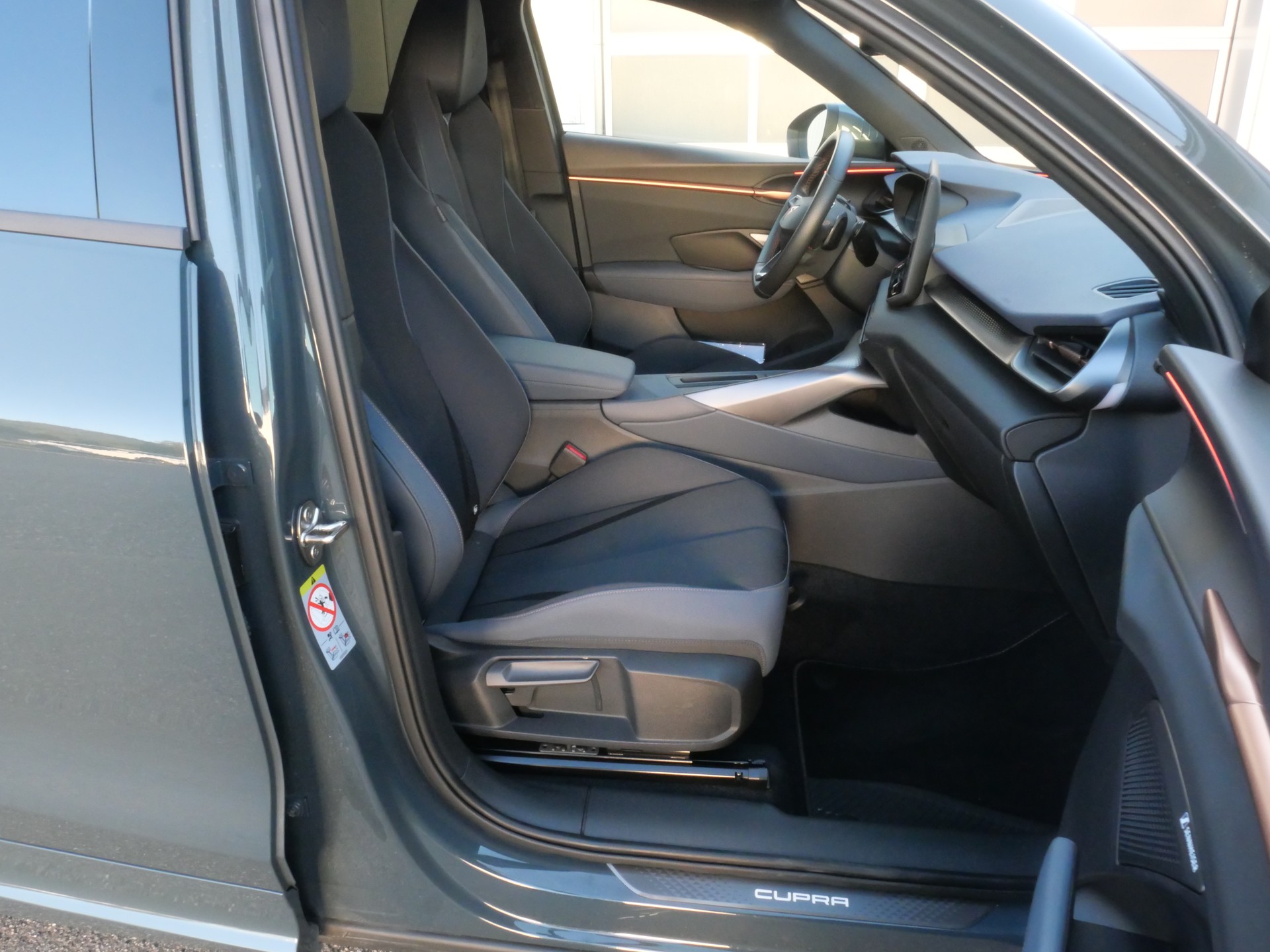 CUPRA Terramar 1.5 eHybrid DSG VZ *CH-Auslieferung, AHK schwenkbar*-image-11