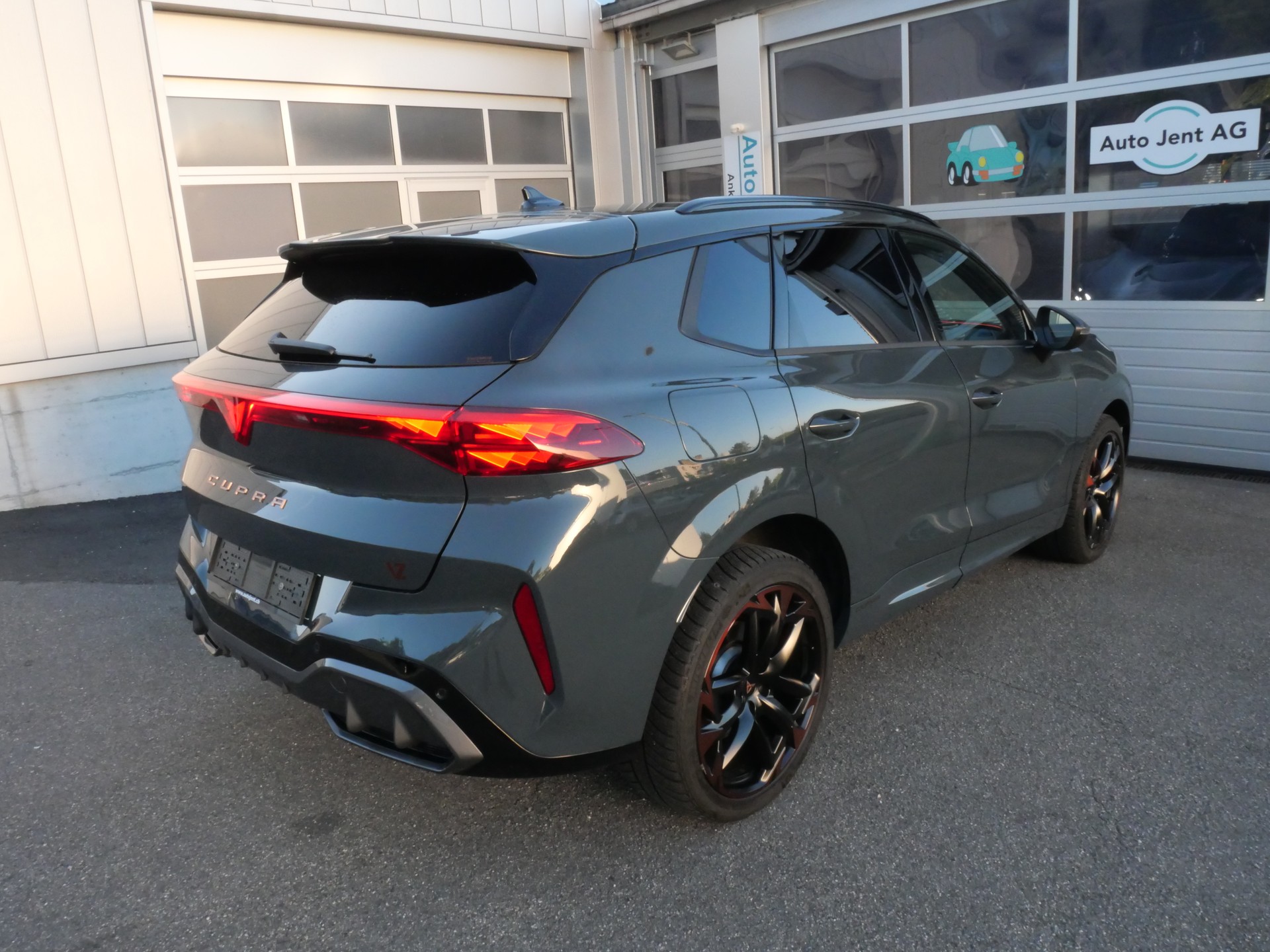 CUPRA Terramar 1.5 eHybrid DSG VZ *CH-Auslieferung, AHK schwenkbar*-image-3