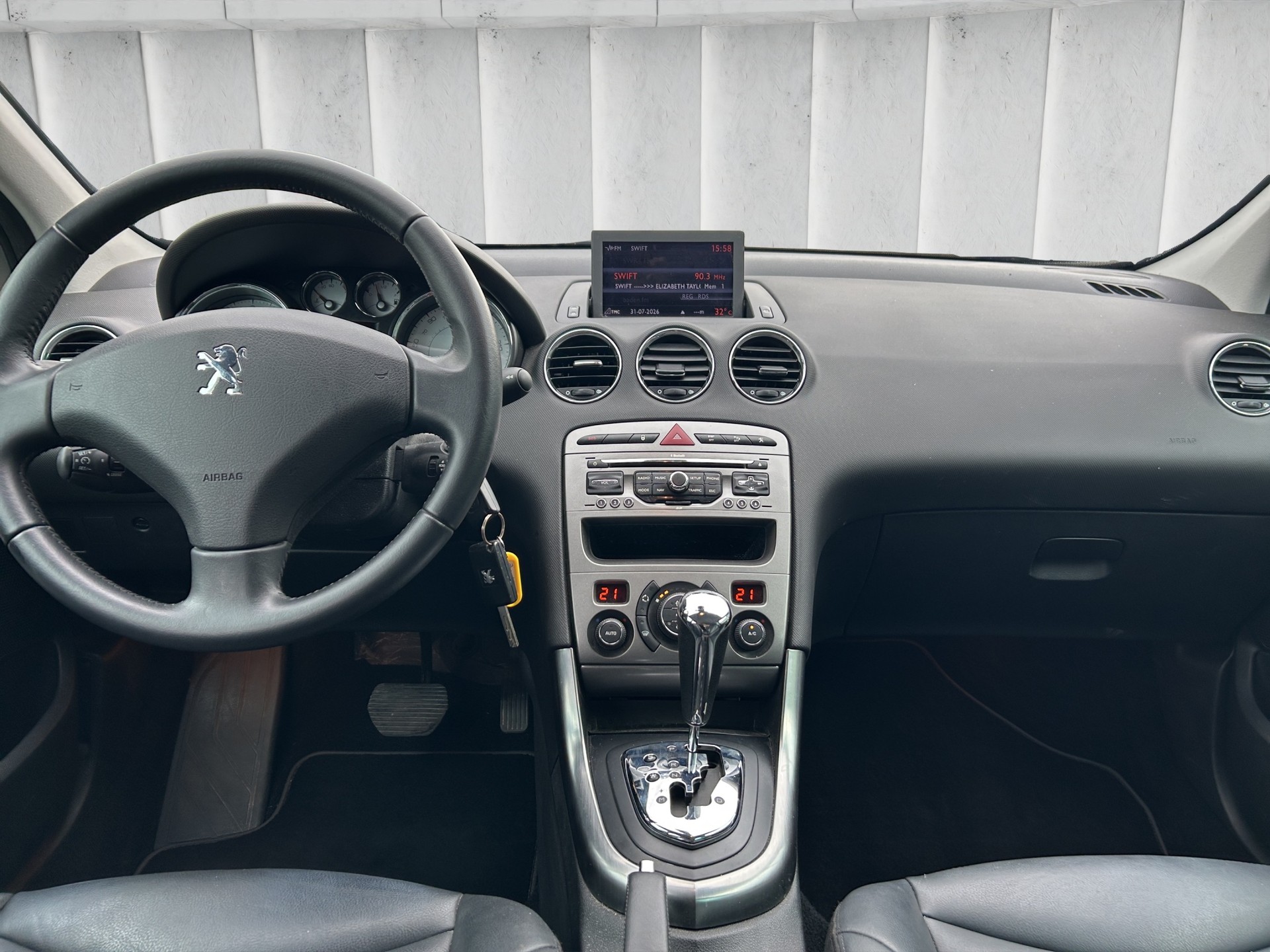 PEUGEOT 308 SW 2.0 HDI Sport Pack Automatic-image-13