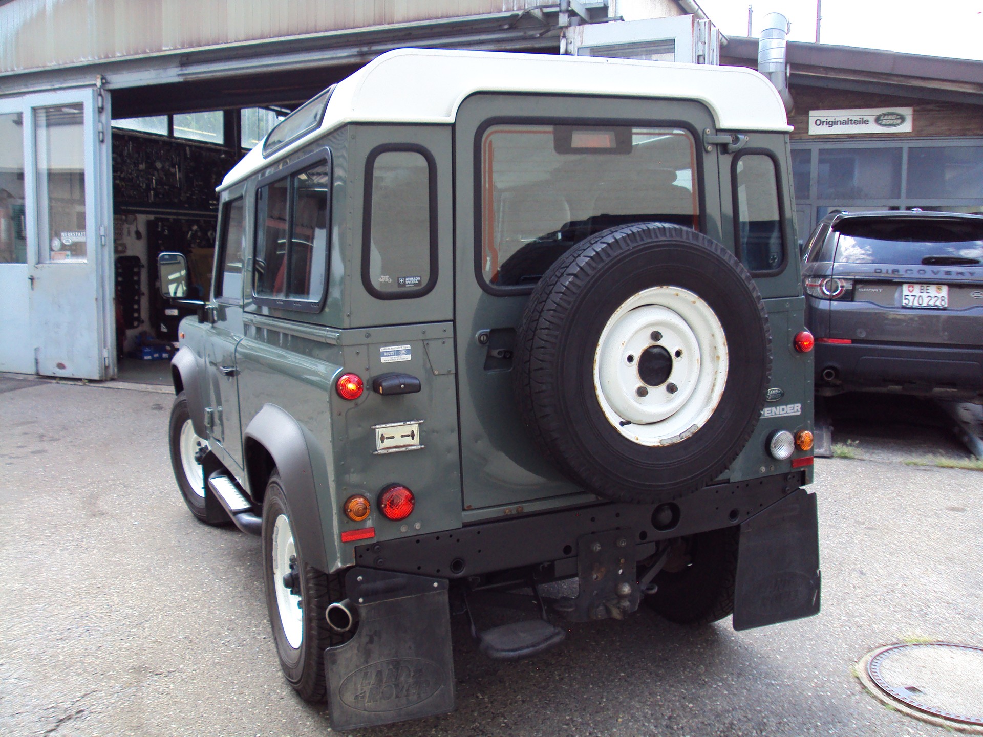 LAND ROVER Defender 90 2.2 TD4 Station Wagon-image-2