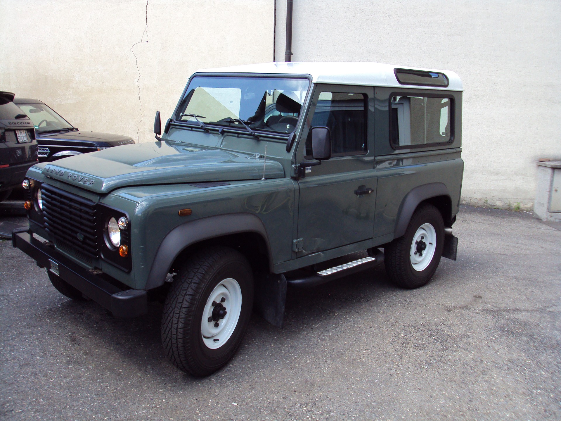 LAND ROVER Defender 90 2.2 TD4 Station Wagon-image-0