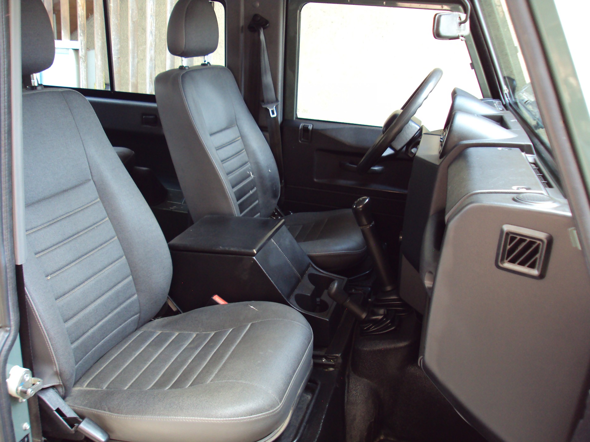 LAND ROVER Defender 90 2.2 TD4 Station Wagon-image-4