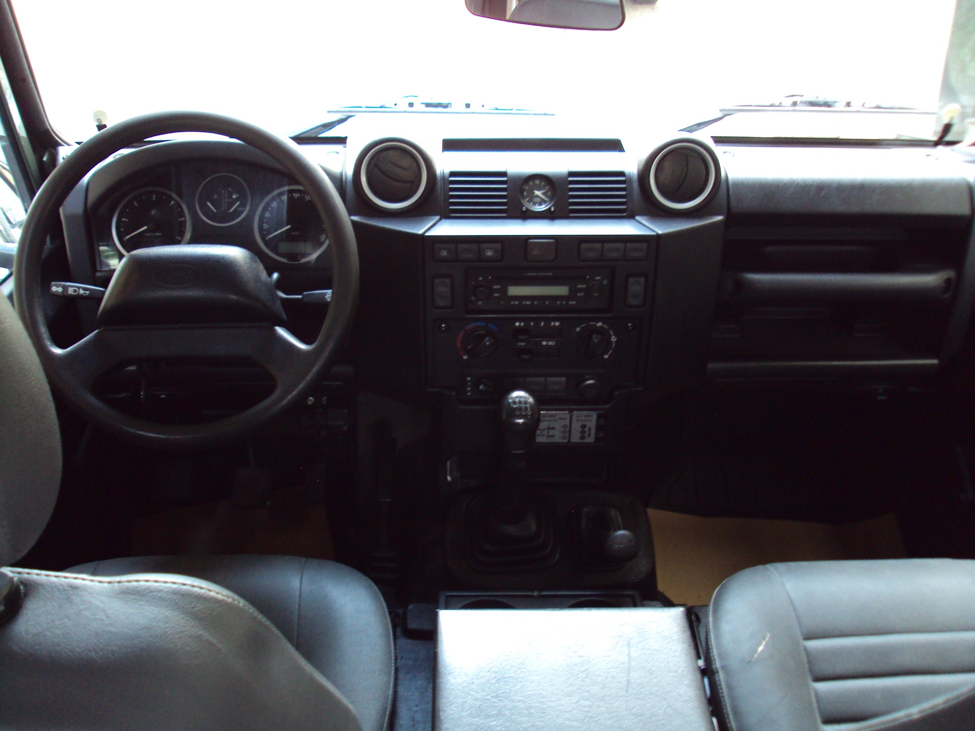 LAND ROVER Defender 90 2.2 TD4 Station Wagon-image-3