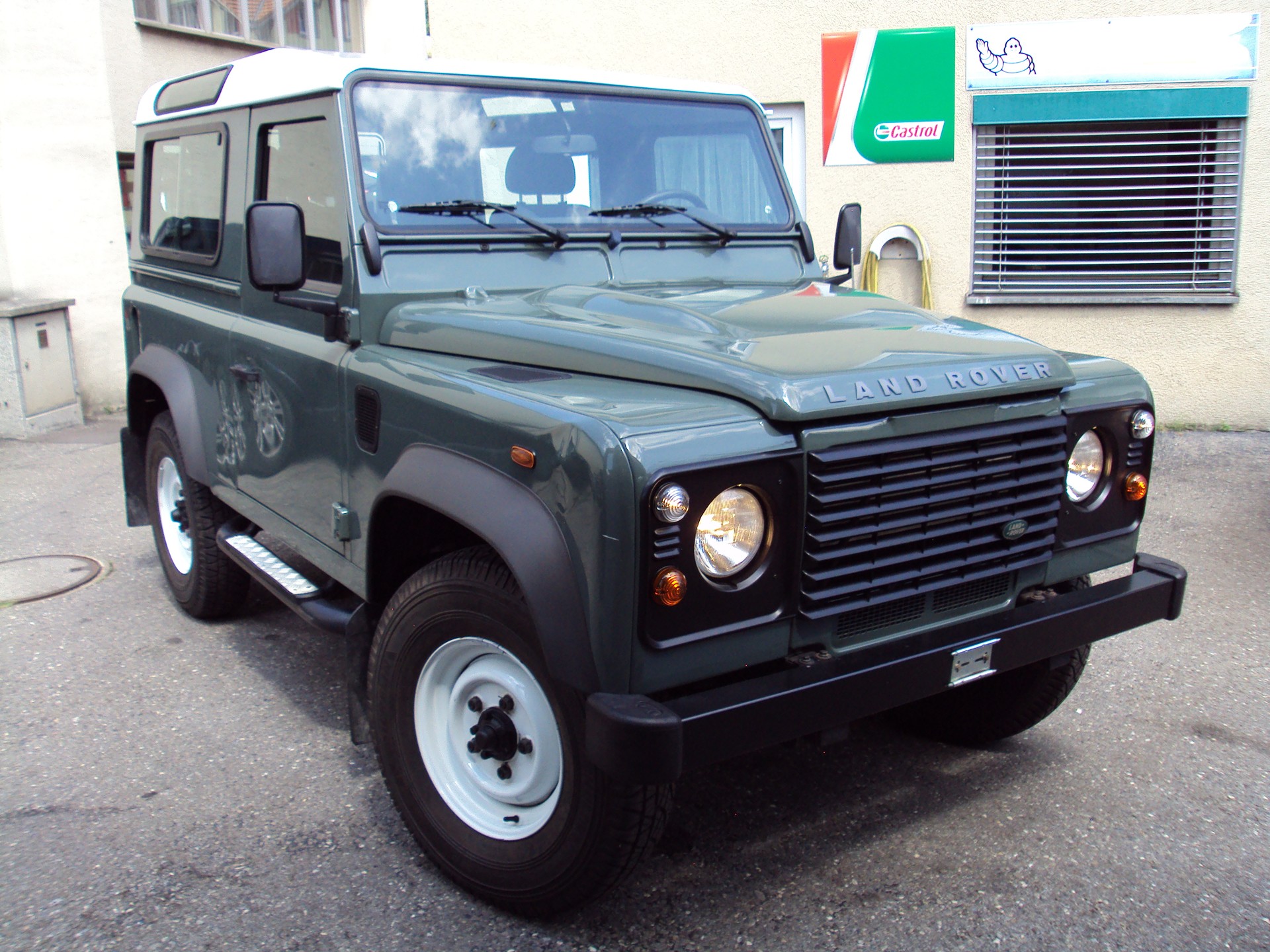 LAND ROVER Defender 90 2.2 TD4 Station Wagon-image-1