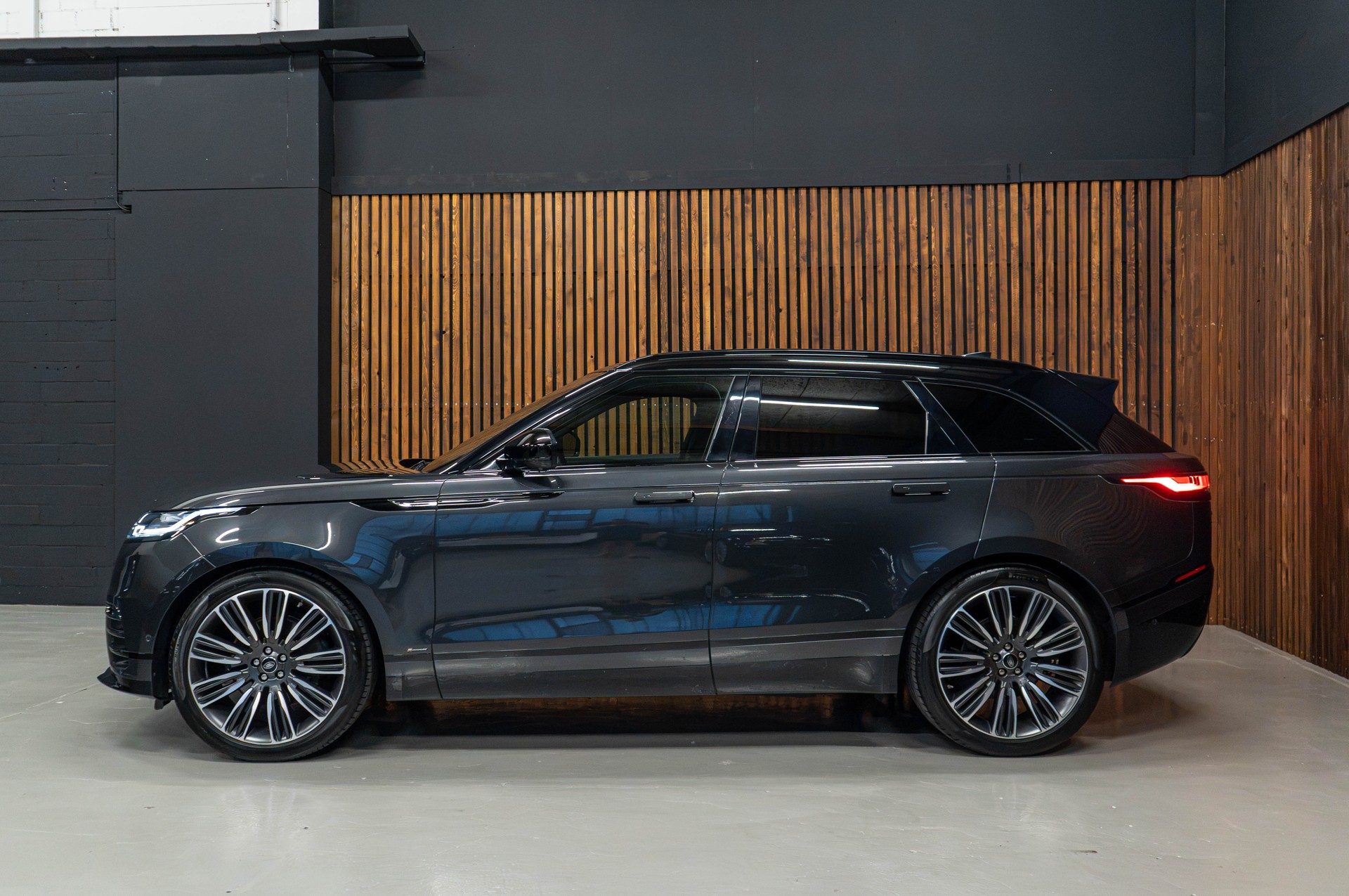 LAND ROVER Range Rover Velar 3.0 V6 R-Dynamic HSE-image-4