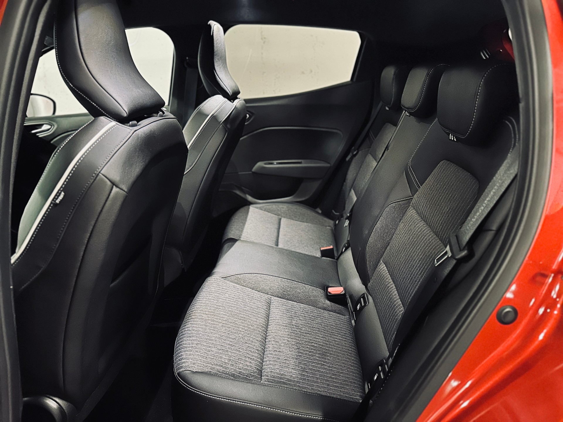 MITSUBISHI COLT 1.6 HEV Instyle Automat-image-9