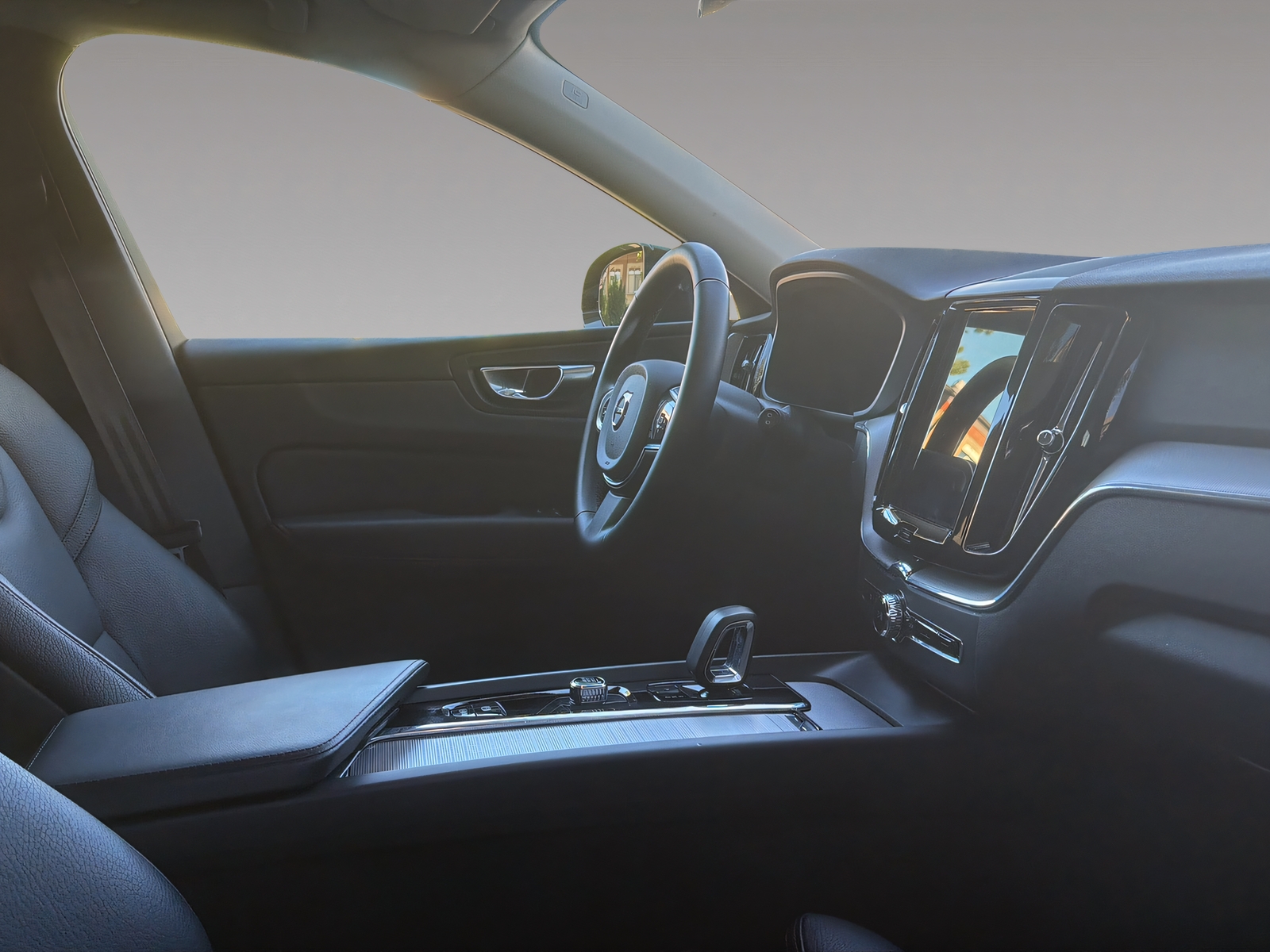 VOLVO XC60 B5 Benzin Mild Hybrid AWD Plus Dark Geartronic-image-10