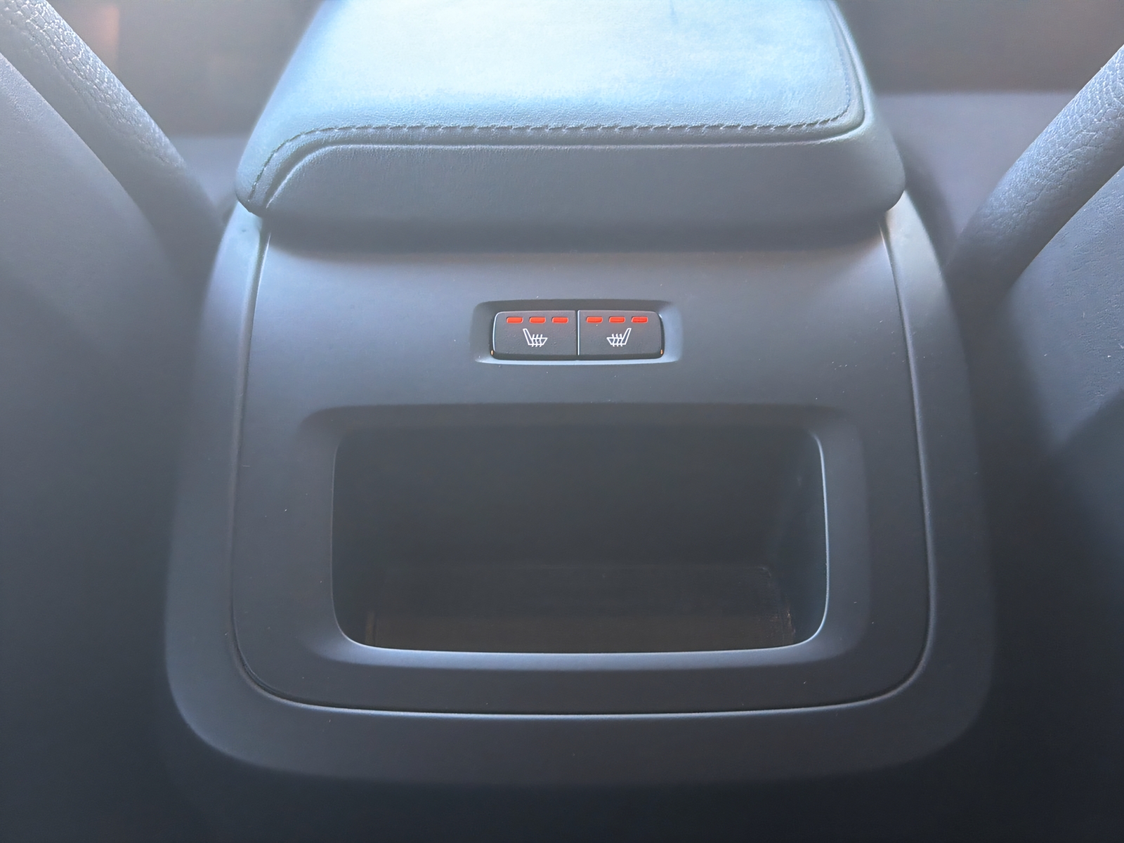 VOLVO XC60 B5 Benzin Mild Hybrid AWD Plus Dark Geartronic-image-18