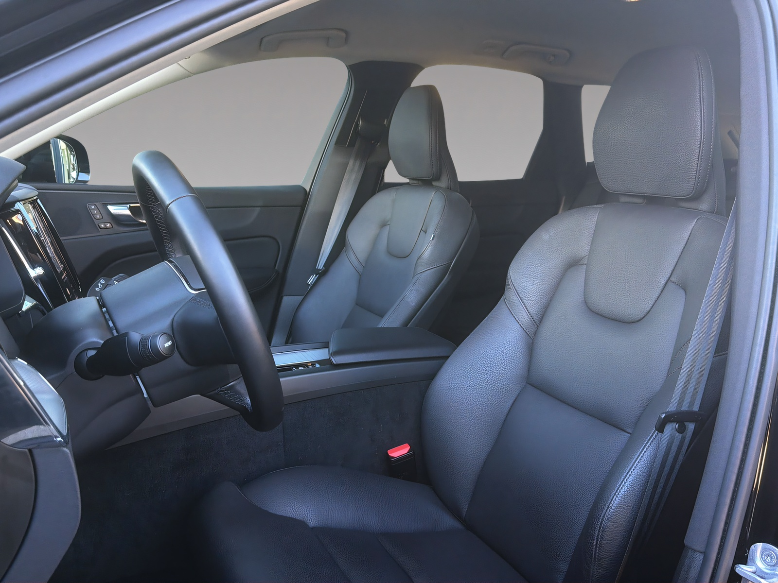 VOLVO XC60 B5 Benzin Mild Hybrid AWD Plus Dark Geartronic-image-9
