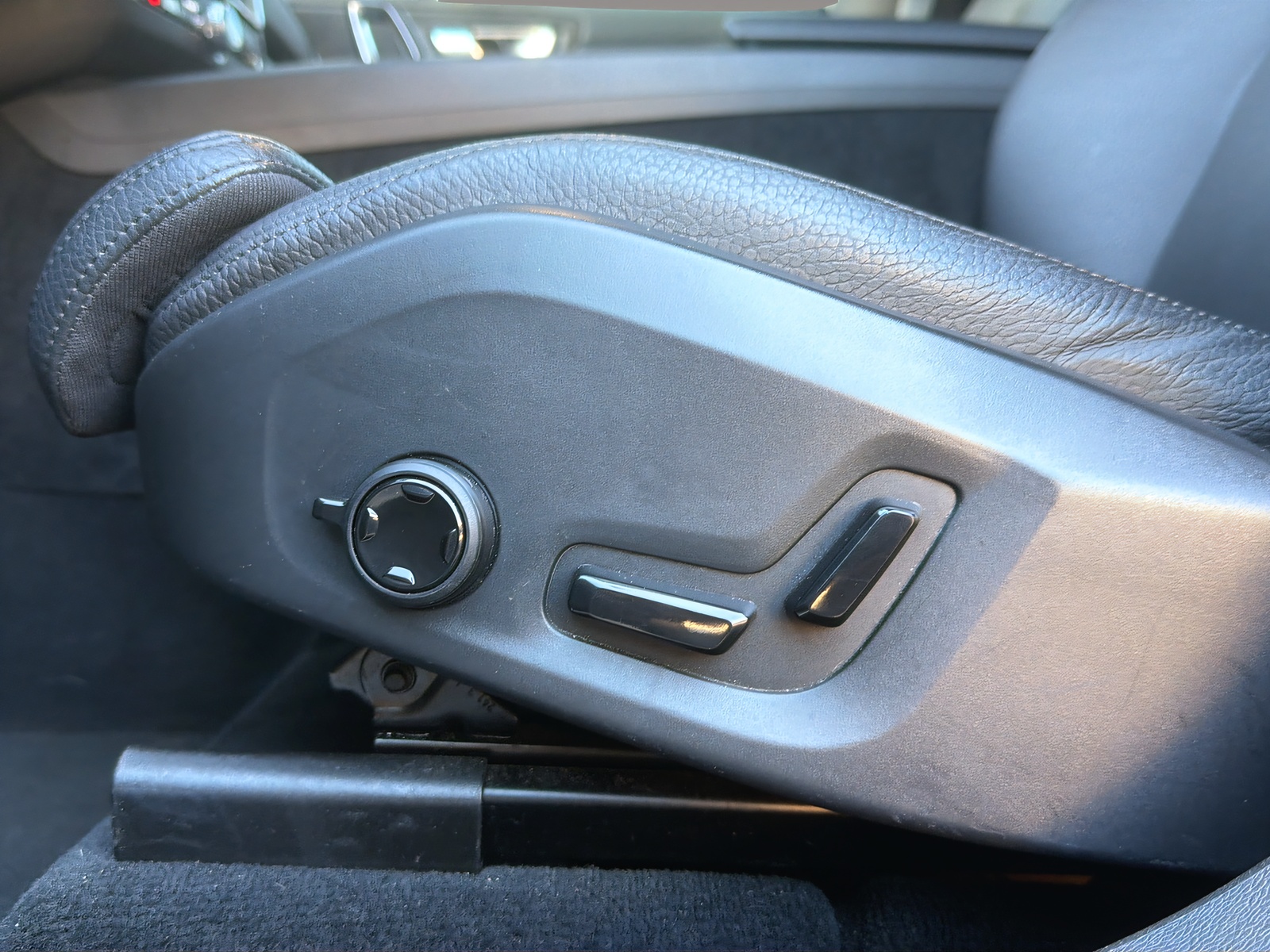 VOLVO XC60 B5 Benzin Mild Hybrid AWD Plus Dark Geartronic-image-11