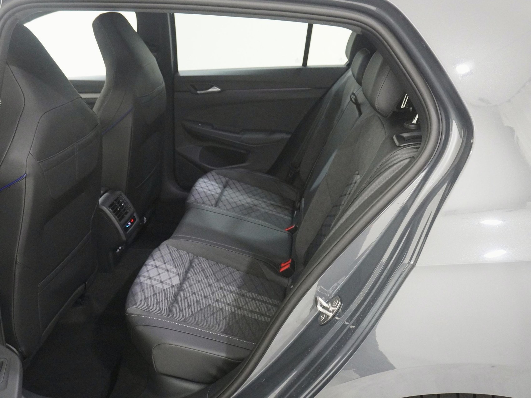 VW Golf VIII 1.5 eTSI R-Line DSG-image-13