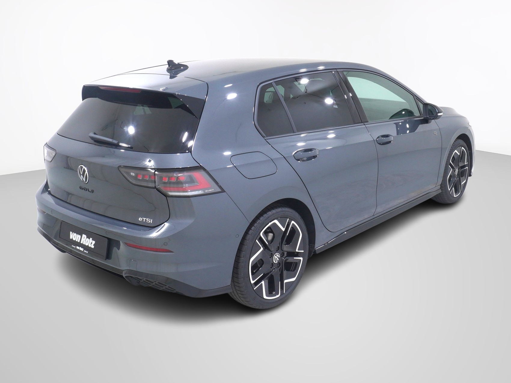 VW Golf VIII 1.5 eTSI R-Line DSG-image-4