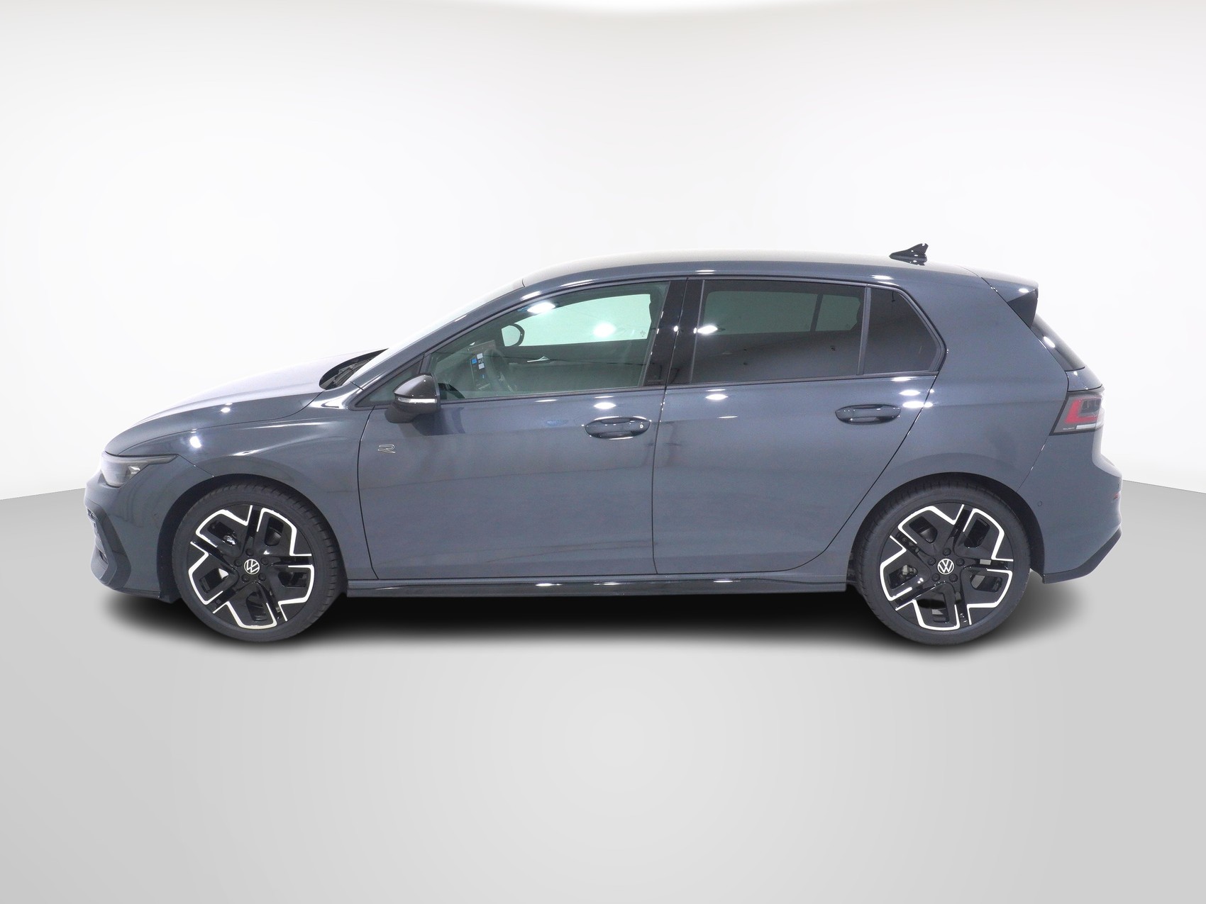 VW Golf VIII 1.5 eTSI R-Line DSG-image-1