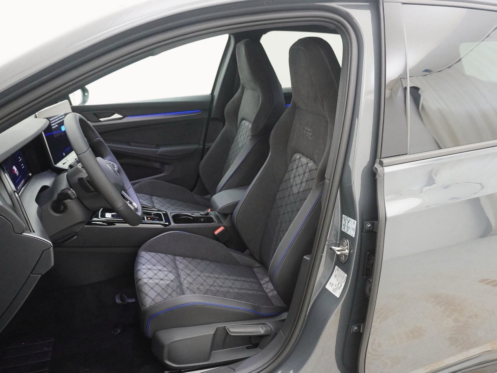 VW Golf VIII 1.5 eTSI R-Line DSG-image-11