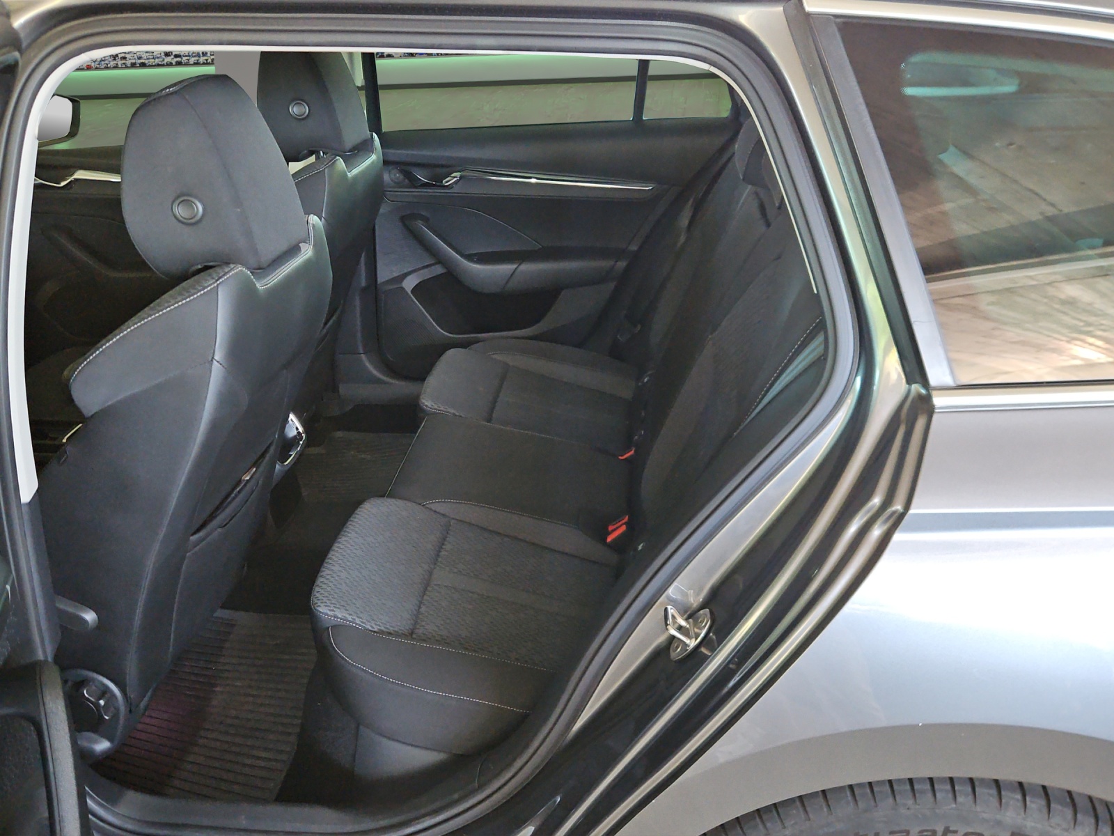 SKODA Octavia Combi 2.0 TSI Style DSG 4x4-image-9