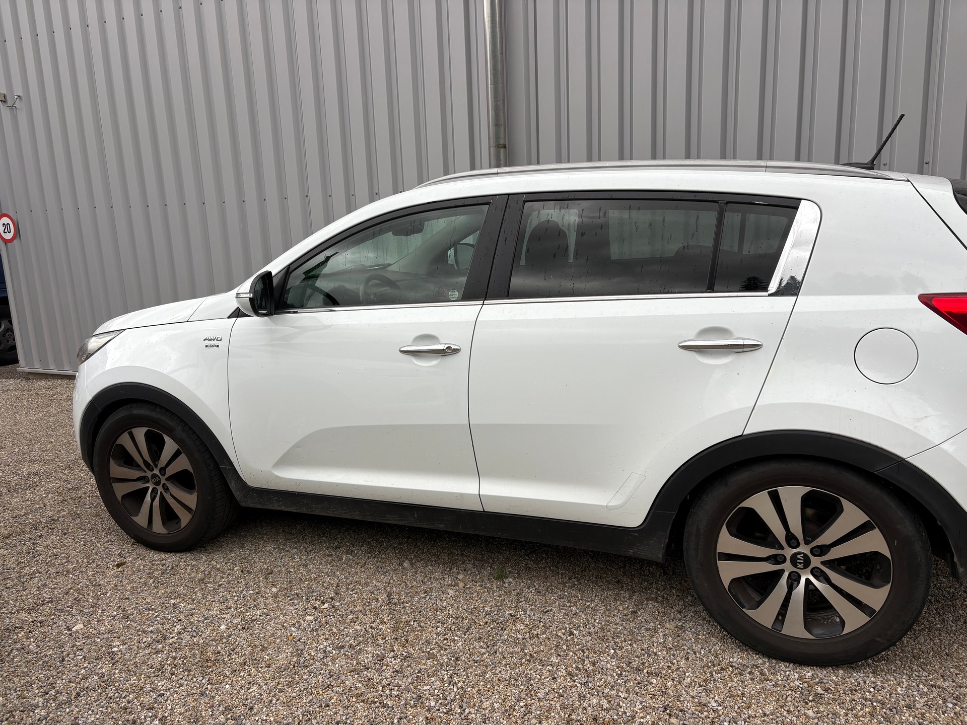 KIA Sportage 2.0 CRDi Style 4WD Automatic-image-8