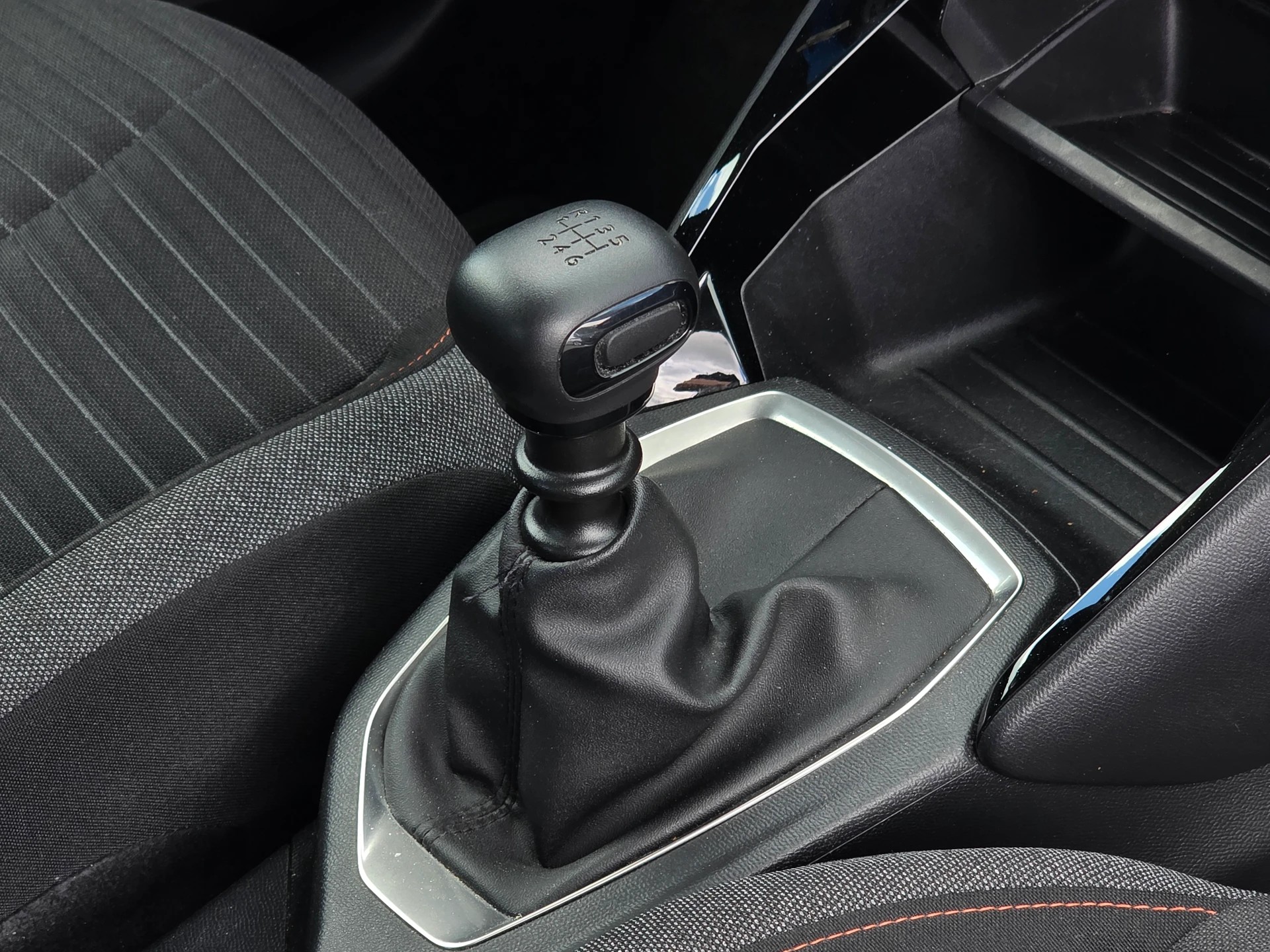 PEUGEOT 208 1.5 BlueHDi Active Pack * CH-Fahrzeug * Frisch ab MFK *-image-18
