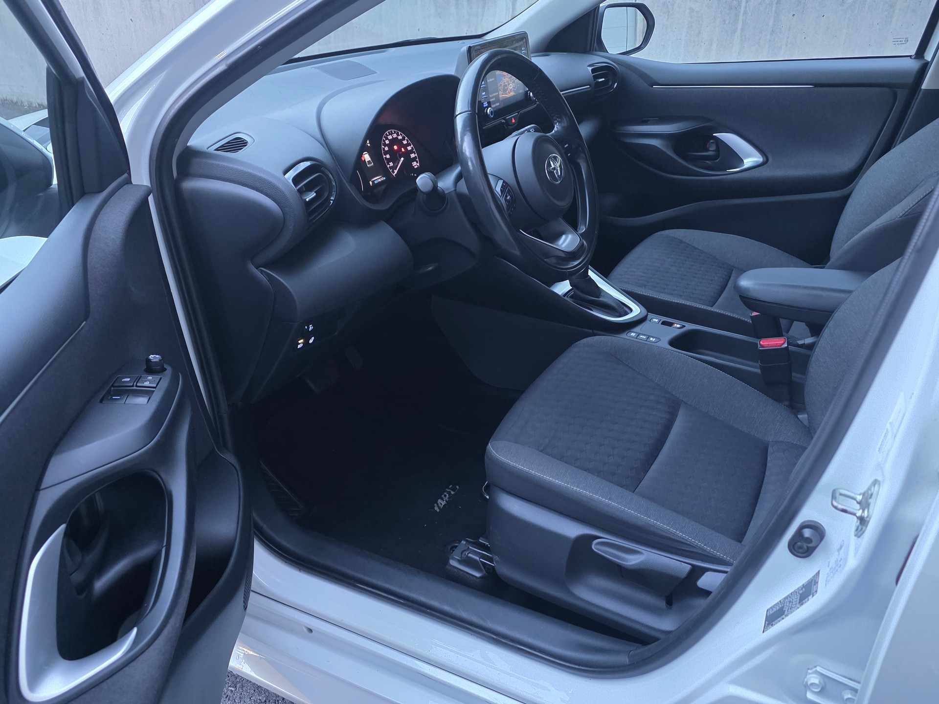TOYOTA Yaris 1.5 Trend e-CVT-image-10