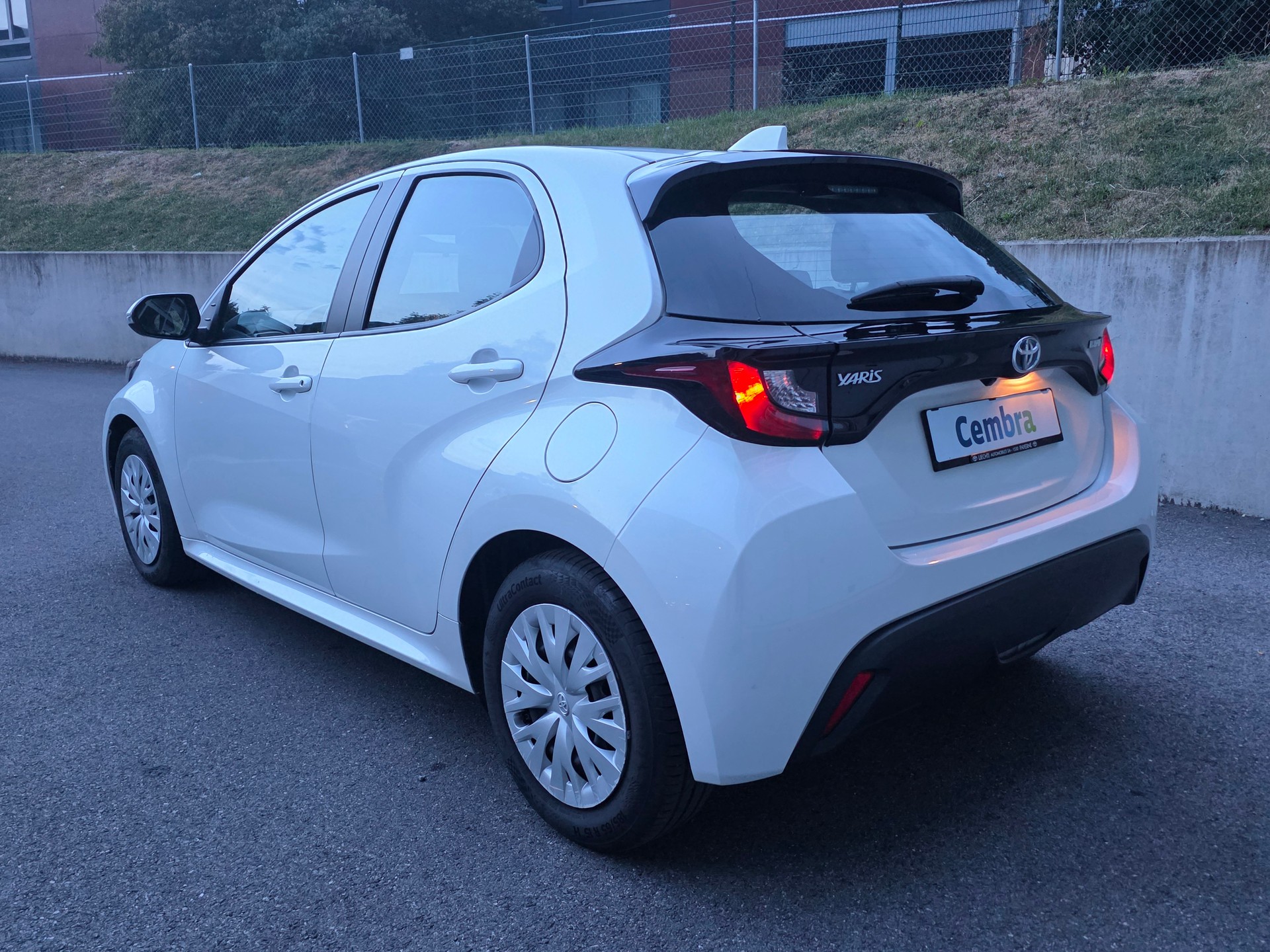 TOYOTA Yaris 1.5 Trend e-CVT-image-3
