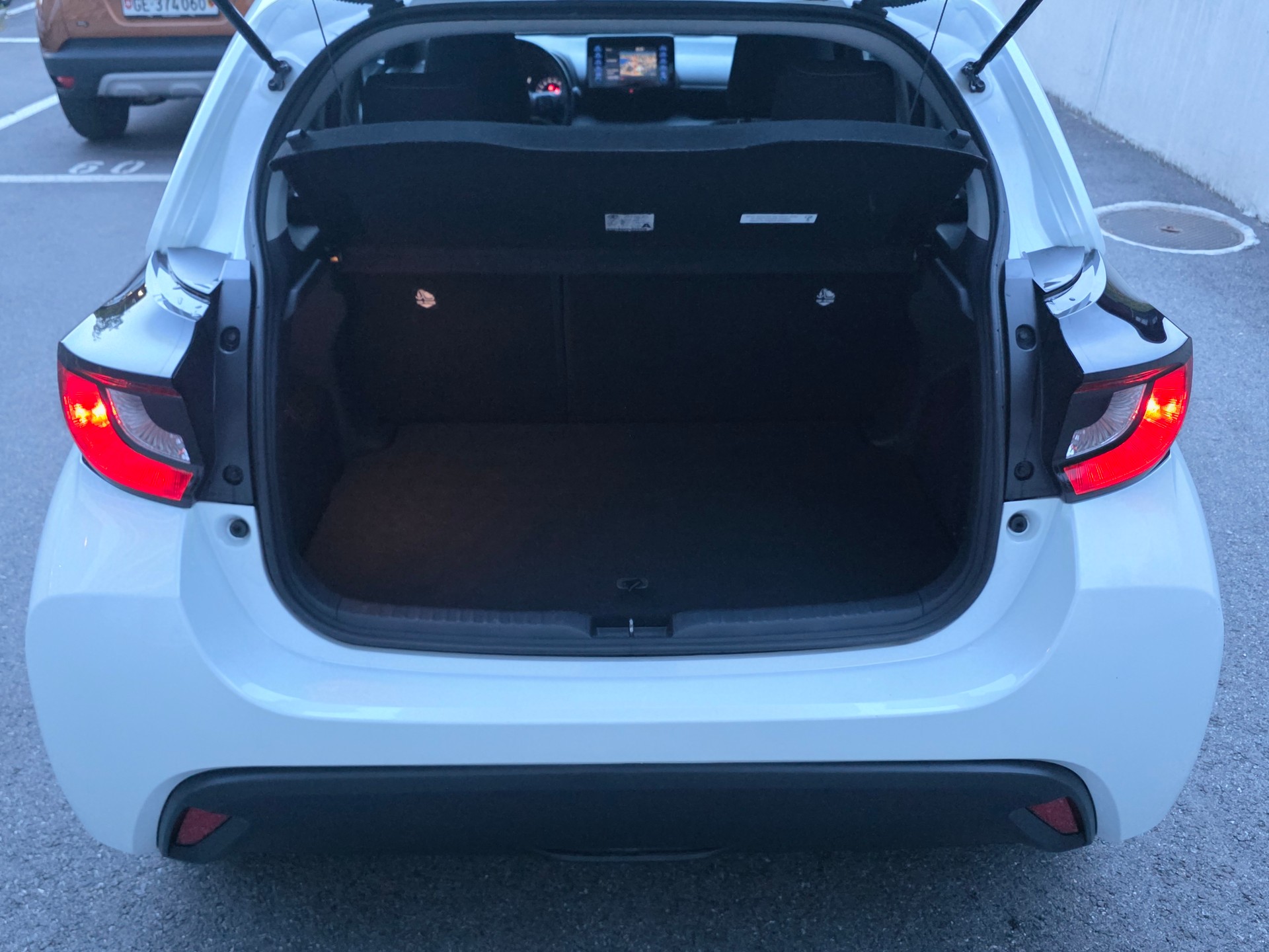 TOYOTA Yaris 1.5 Trend e-CVT-image-13