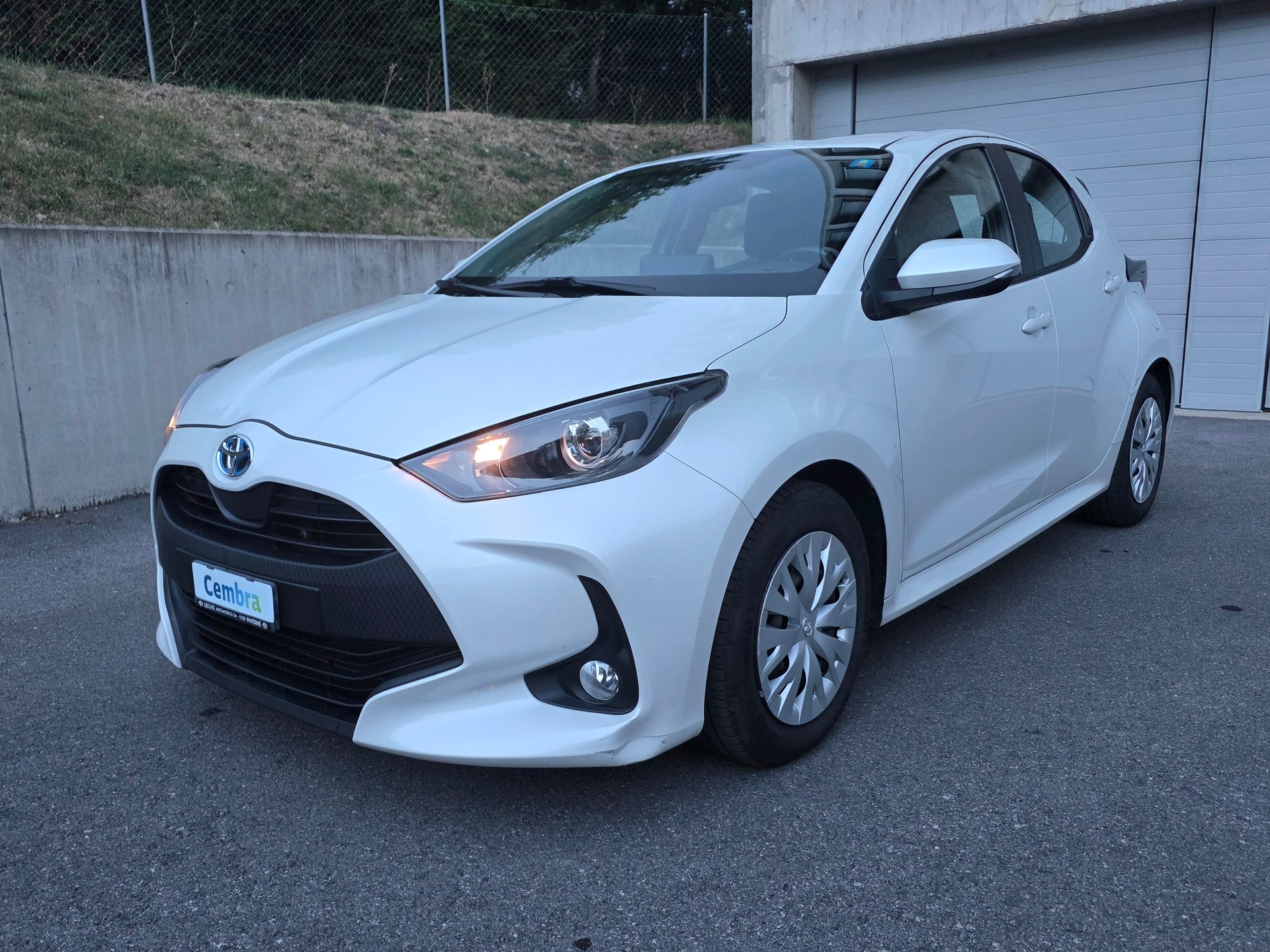TOYOTA Yaris 1.5 Trend e-CVT-image-0