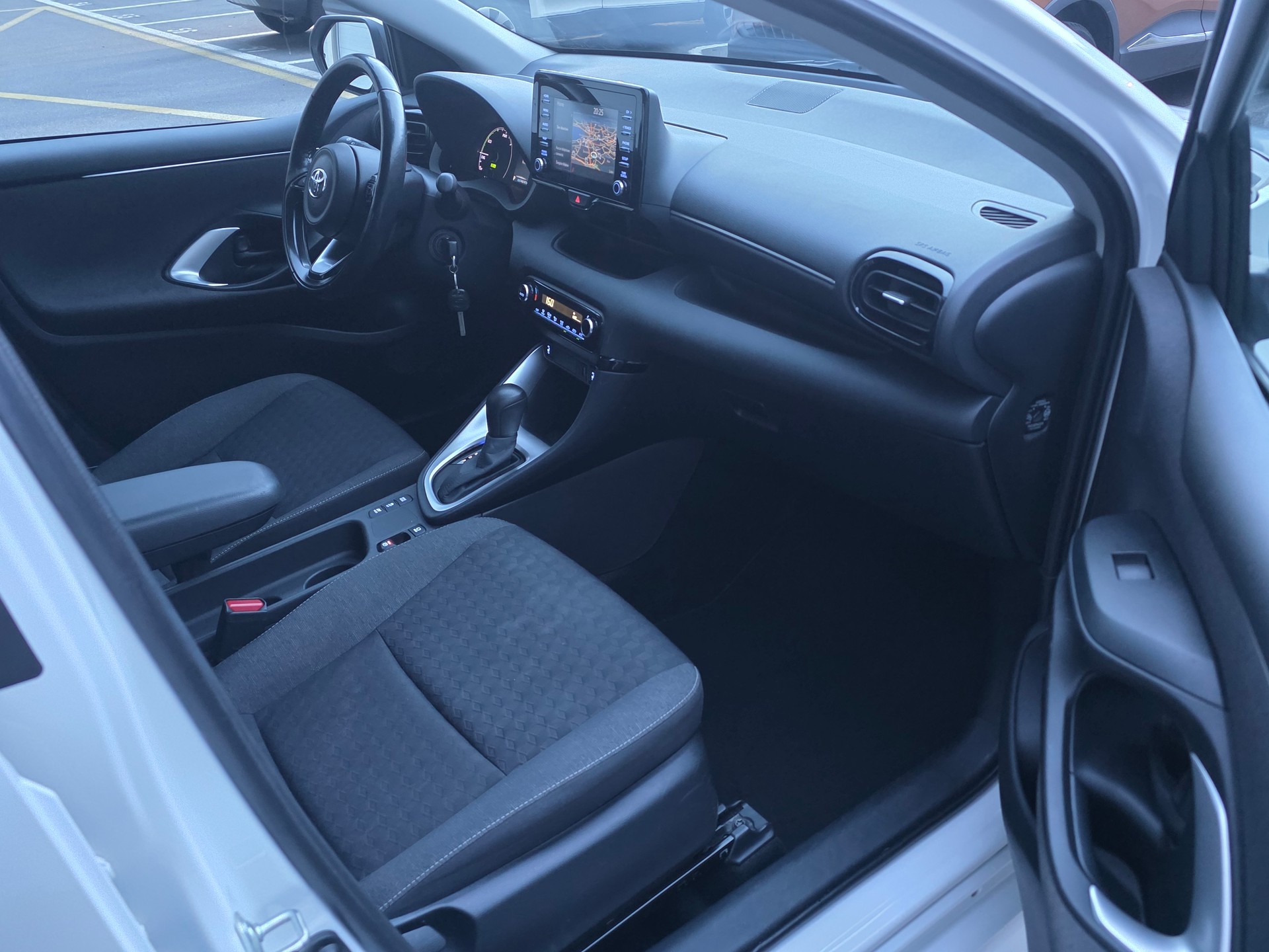 TOYOTA Yaris 1.5 Trend e-CVT-image-9