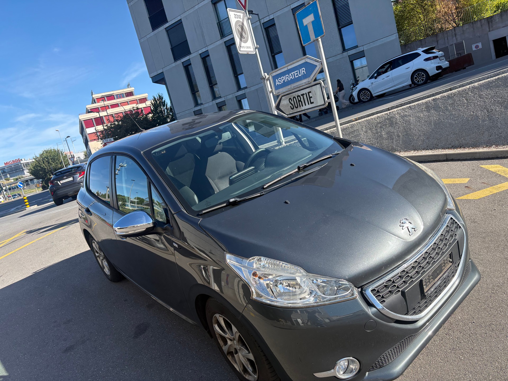 PEUGEOT 208 1.2 VTI Style-image-1