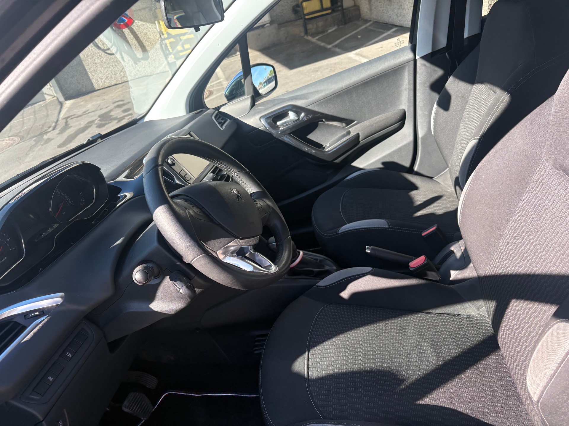 PEUGEOT 208 1.2 VTI Style-image-5