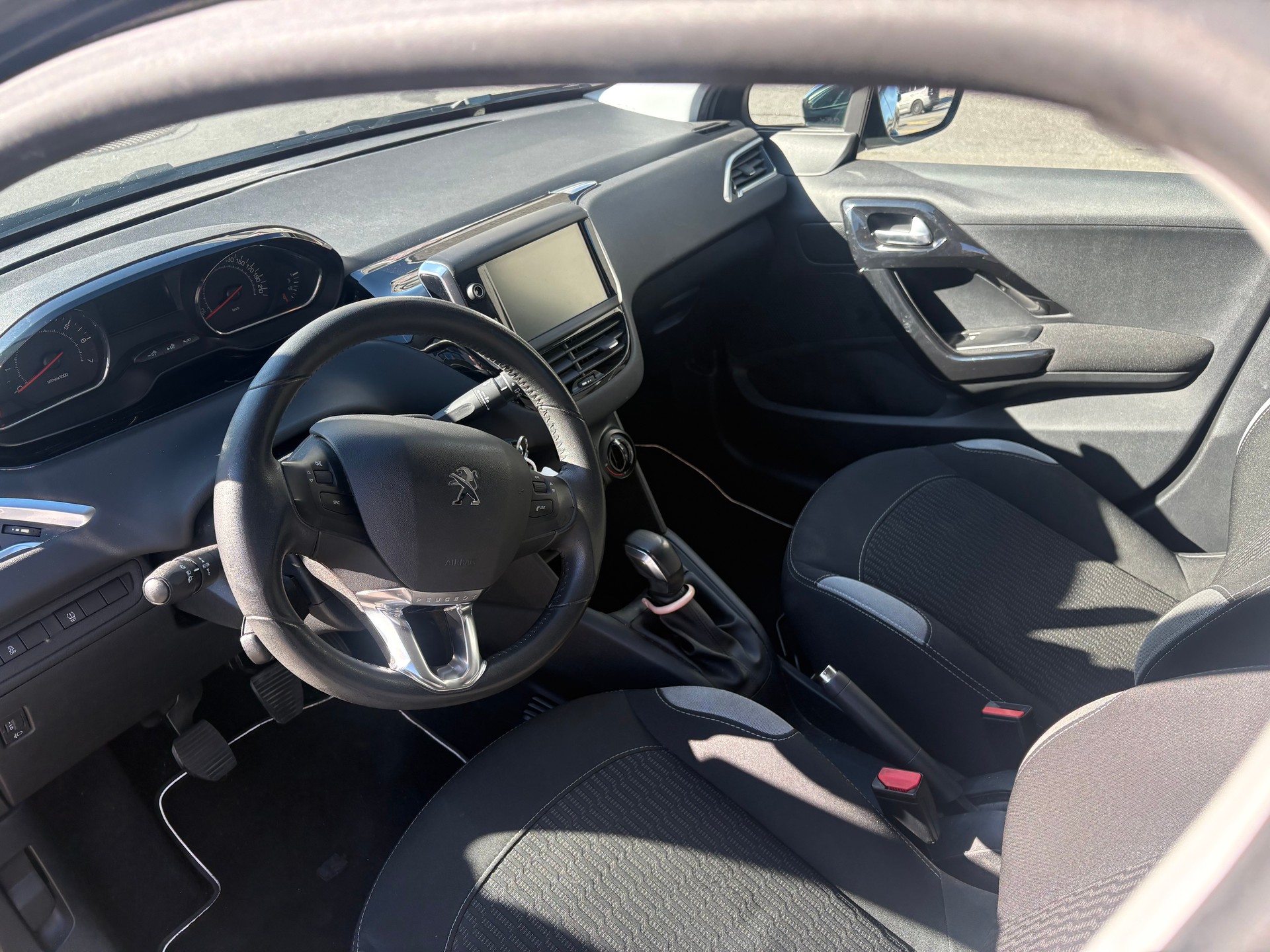 PEUGEOT 208 1.2 VTI Style-image-6
