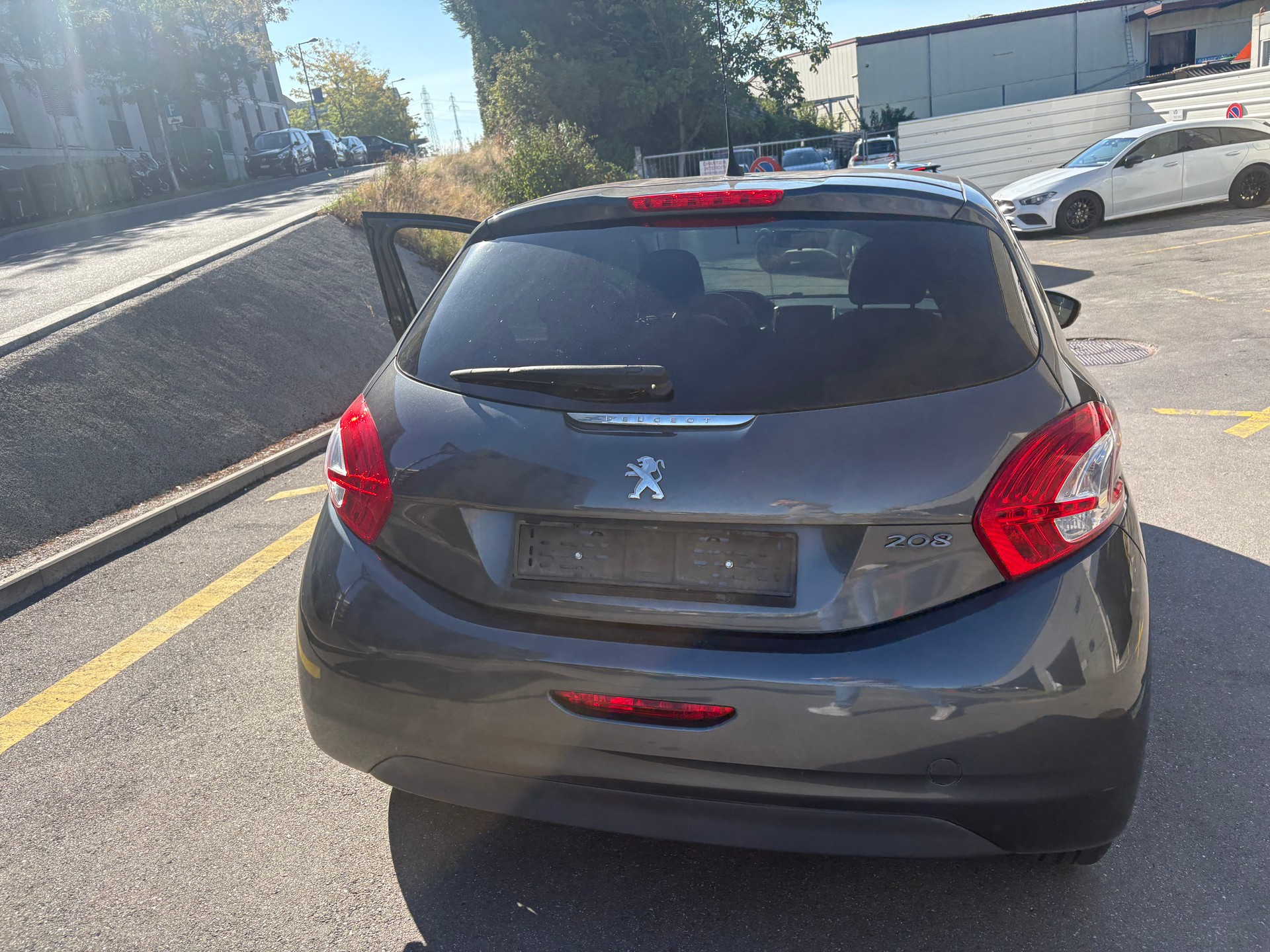 PEUGEOT 208 1.2 VTI Style-image-8