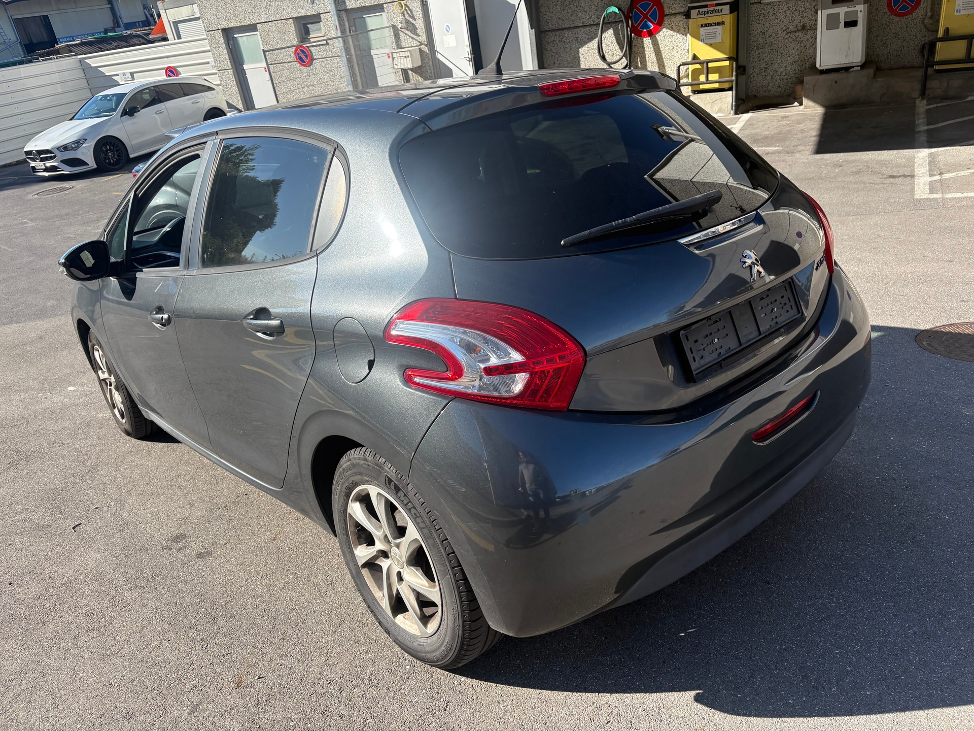 PEUGEOT 208 1.2 VTI Style-image-3