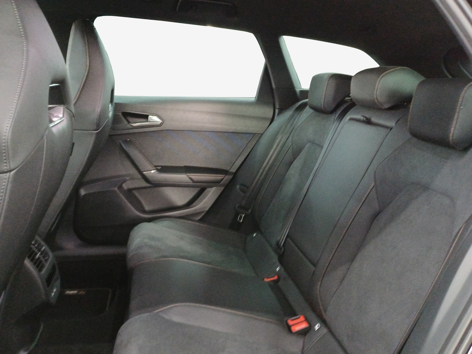 SEAT Leon ST 1.5 eTSI mHEV DSG FR-image-11