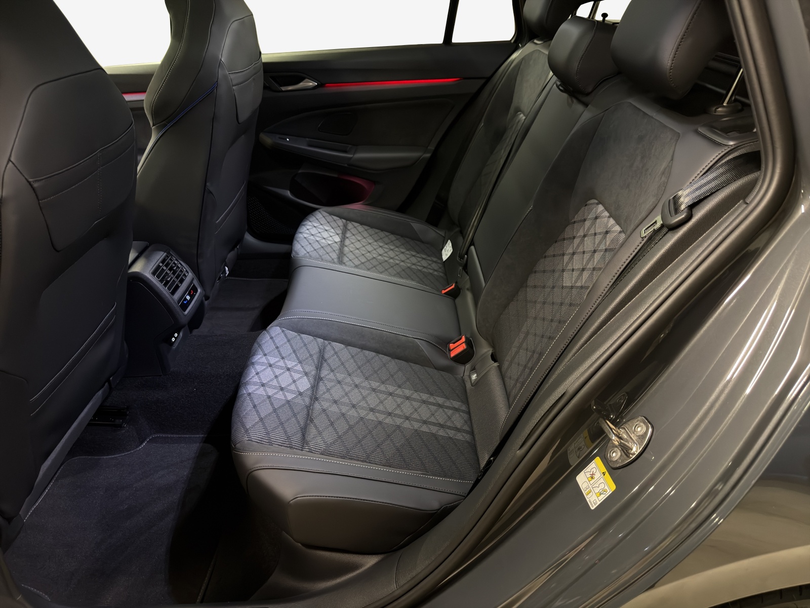 VW Golf Variant R-Line 1.5eTSI 150PS-image-11